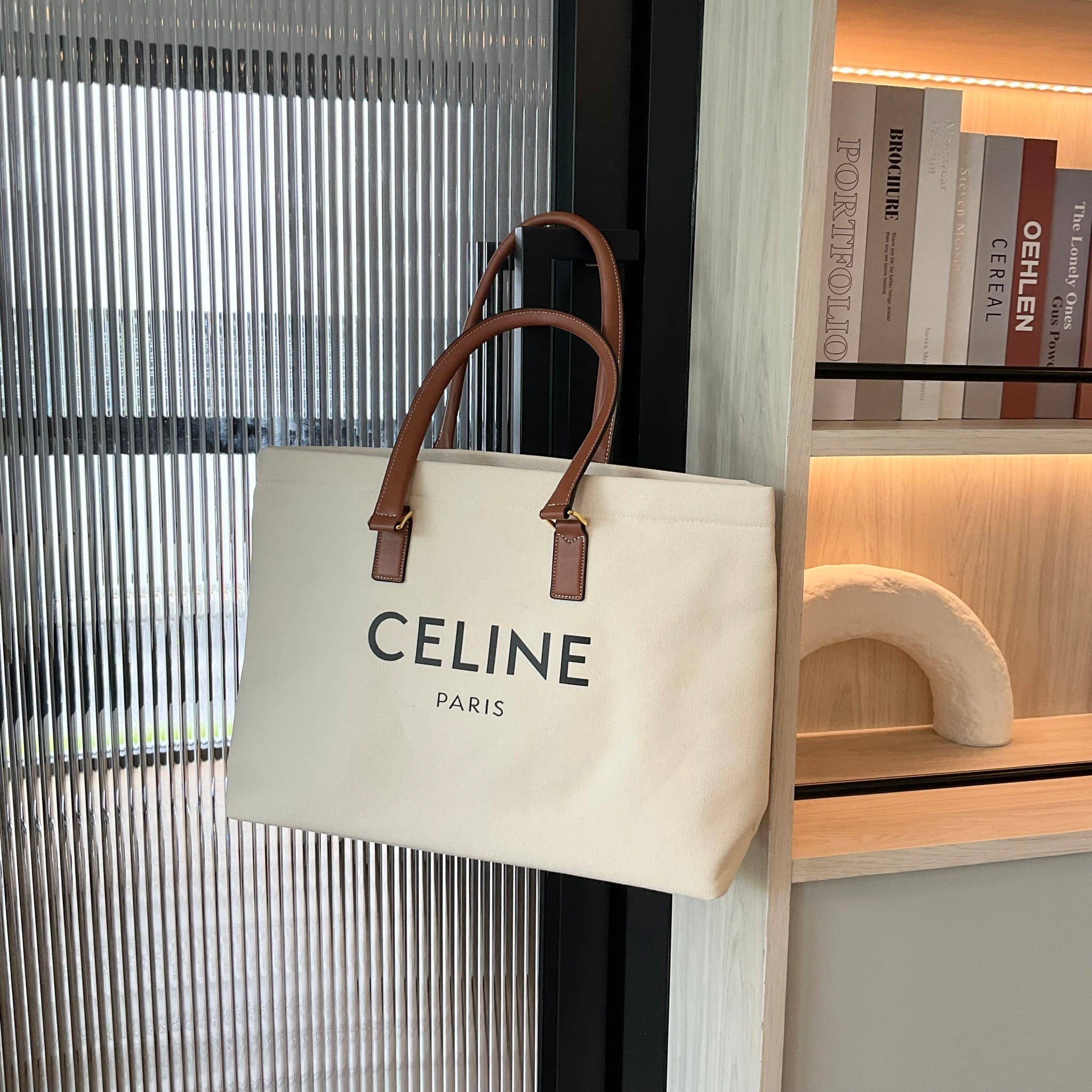รุ่นขายดีในตำนาน! Celine Horizontal Cabas Canvas / CELINE TOTE BAG กำลังมาแรงในยุคปัจจุบันเลยทีเดียวเพราะด้วยขนาดและดีไซน์ของกระเป๋าแบบถุงกระดาษทรงสี่เหลี่ยมผืนผ้า
