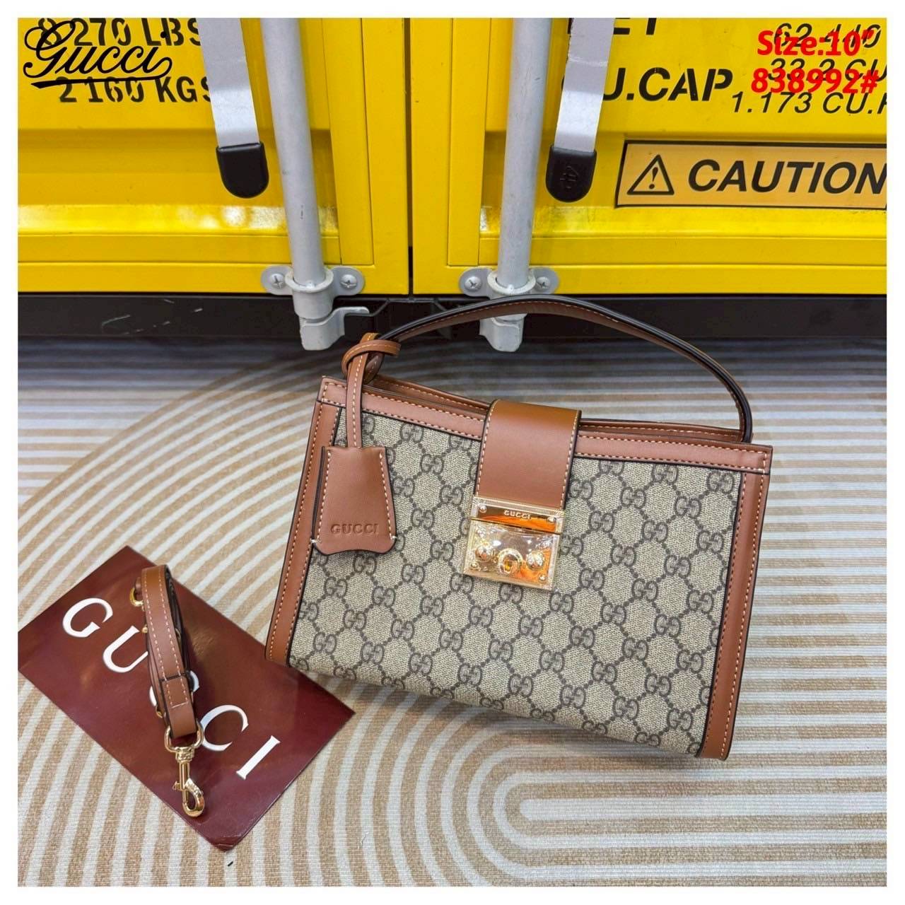 Gucci Padlock medium top handle bag กระเป๋าสะพายใบเล็กพร้อมหูจับ สวยผู้ดี ทรงตั้งใช้งานง่าย วัสดุหนังแคนวาส ปากกระเป๋ามีแถบหนังคาดและอะไหล่กดล็อค