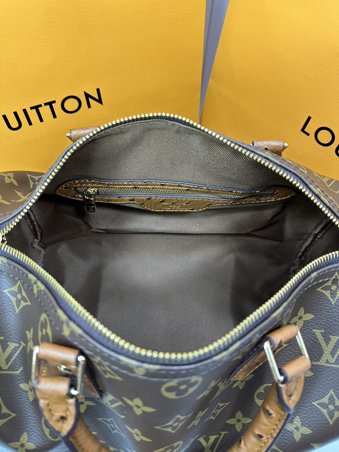 LV speedy soft 30 crafty bag กระเป๋าทรงหมอน รุ่นท็อปฮิต กับดีไซน์ใหม่ต้อนรับฤดูกาลท่องเที่ยว โดดเด่นด้วยการตกแต่งลายพิมพ์ซิกเนเจอร์ และป้ายแท็กหนังสุดเก๋