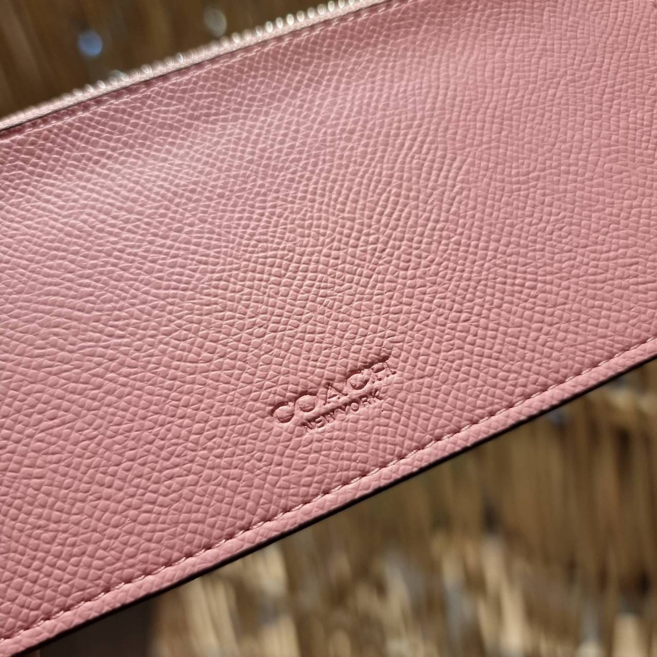 COACH F52601 POP SLIM ENVELOPE WALLET IN SIGNATURE รุ่นขายดี ขายหมด!! รุ่นหายาก!! เติมสต็อคจ้า!! กระเป๋าสตางค์รุ่นฝาพับ ดีไซน์เรียบหรู คลาสสิค ใช้งานง่ายและสะดวกมากๆ ด้วยซองซิปที่เสียบด้านหลัง ถอดแยกออกมาใช้ได้ หรือเอาออก พกกระเป๋าเดี่ยวๆก็ได้ ถือใบนี้ดูไ