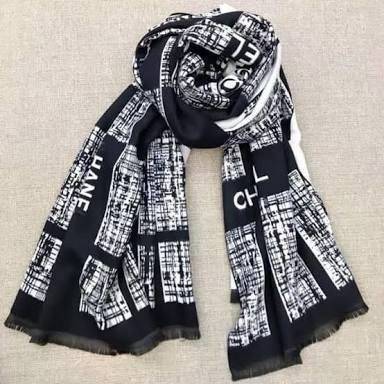 Chanel Shawl Wrap Scarf (With Box) พลาดไม่ได้กับของขวัญสำหรับเทศกาลดีๆที่กำลังจะมาถึง ส่งมอบความรู้สึกดีๆให้กับคนที่คุณรัก ด้วยผ้าพันคอ หรือ ผ้าคลุมจากแบรนด์ดัง ด้วยเนื้อผ้าแบบcashmereที่ถักทอแบบเนื้อละเอียด จึงทำให้นุ่มน่าสัมผัส ให้ความอบอุ่นได้ดี ไม่ว่า