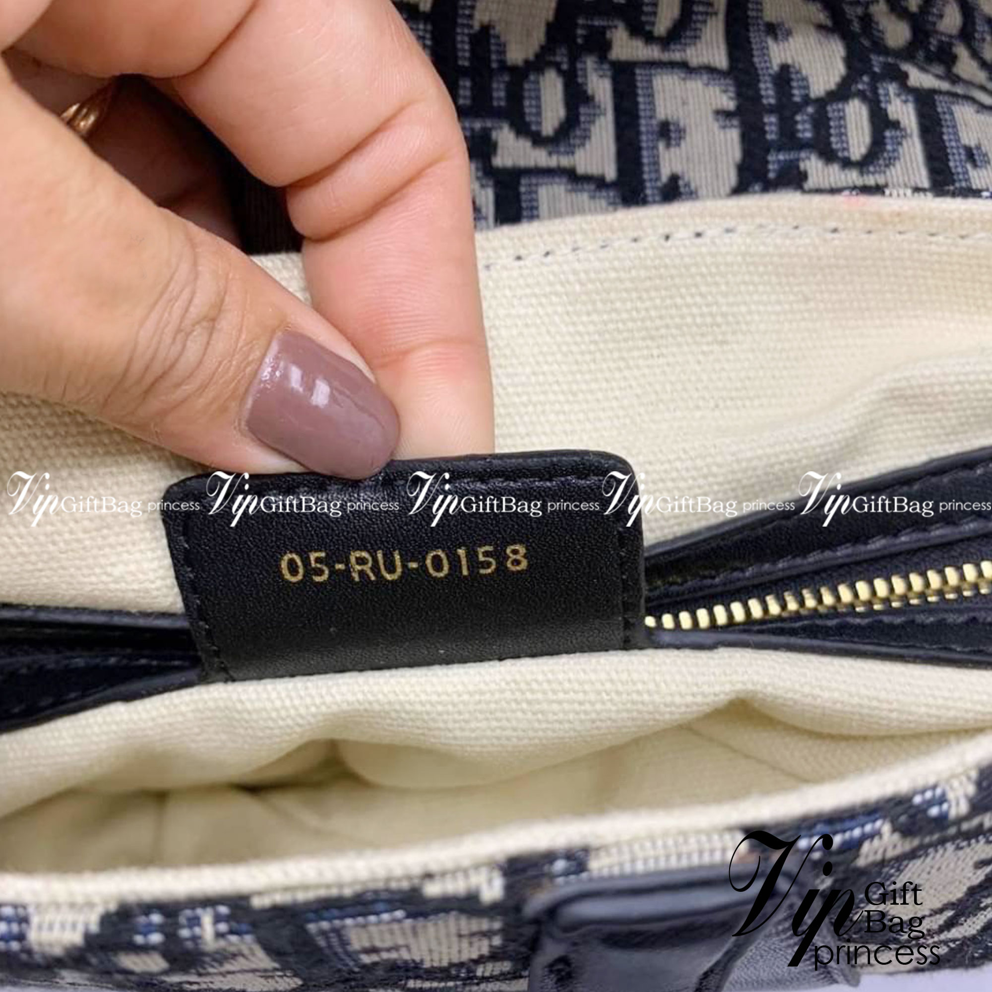 DIOR Saddle Bag Oblique Embroidery กระเป๋ารุ่นยอดนิยม ตามแบบฉบับแบรนด์ งานผ้าแจ็คการ์ดลาย Oblique ลูกเล่นห้อยด้วยตัวอักษร D ตรงหูหิ้วมีกิมมิค CD สีทอง มาพร้อมสายสะพายครอสบอดี้ เรียกว่าจะถือก็ปั้วะ จะสะพายก็ปังไม่ไหว เก็บทุกรายละเอียดงานเป๊ะมากค่ะ