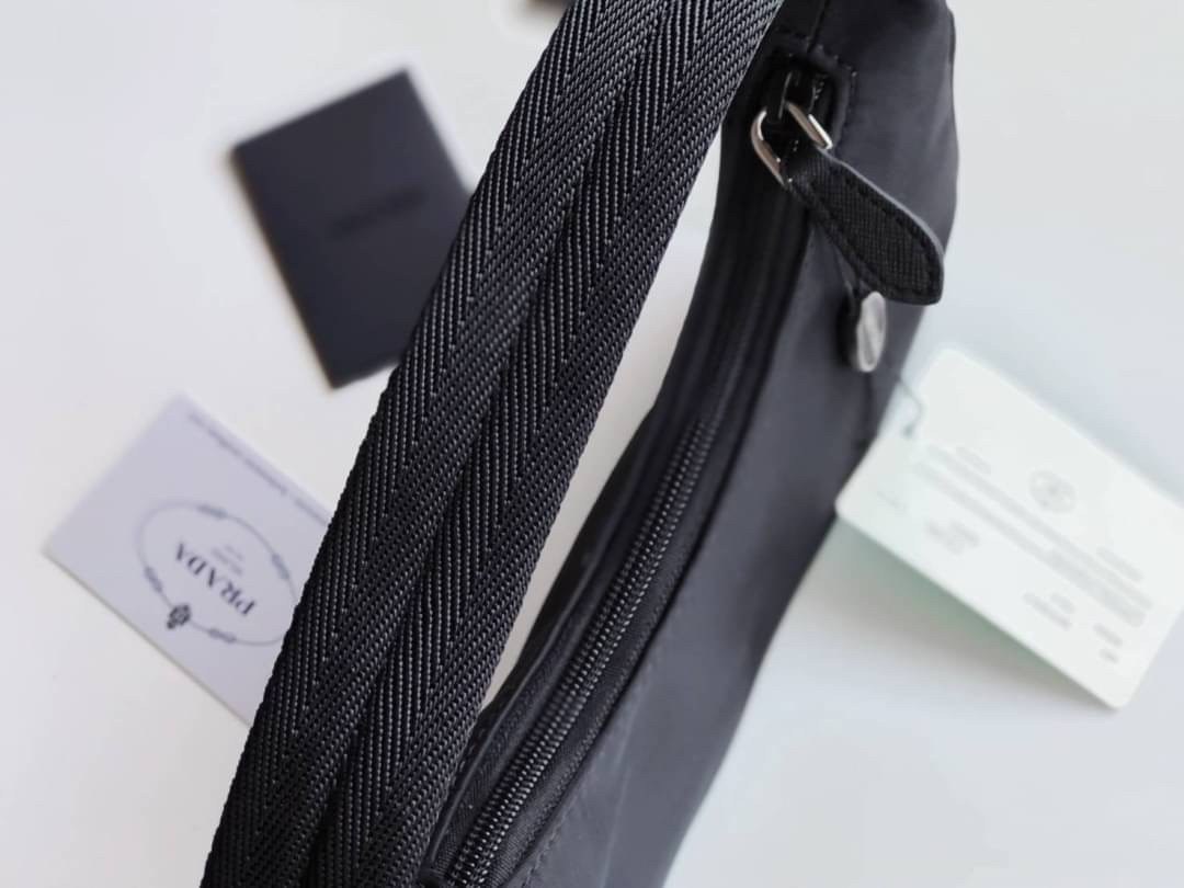 PRADA Nylon Mini Bag รุ่นใหม่แนะนำ!! พร้อมส่งครบ4สี รุ่นขายดีในตำนานค่ะ PRADA NYLON HANDBAGS ขนาดกะทัดรัด **อะไหล่เงิน วัสดุทำจากผ้าNylon อย่างหนา อยู่ทรง กันน้ำได้ หายห่วงคะ ด้านหน้ามีโลโก้แบรนด์ เปิดปิดด้วยซิป มาพร้อมสายผ้า ไม่สามา