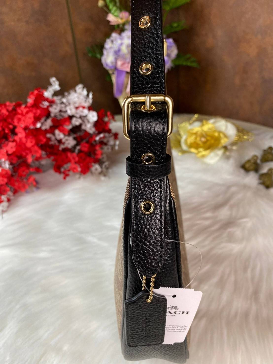 Coach Bailey Hobo With Whipstich Shoulder Bag (coachc1322) กระเป๋าcoach ทรงโค้งใช้แบบหิ้วหรือคล้องไหล่ก็ดูดี ใช้วัสดุหนังแท้ชั้นดี หนังสวยมากๆค่ะ ด้านหน้าใช้อะไหล่แบรนด์ตัวใหญ่ หรู ดูสะดุดตามีเดียว จุดเด่นตรงสายคือร้อยหนังเป็นสีเข้ากับตัวกระเป๋าได้สวยงาม 