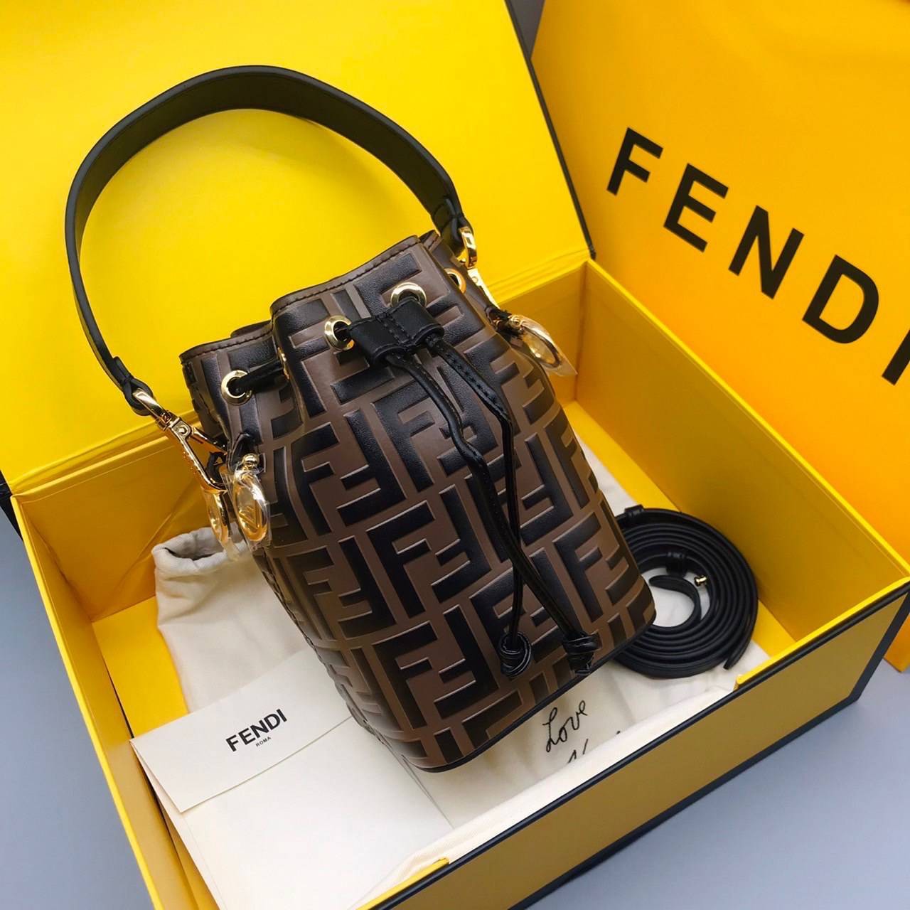 หนังแท้ 】Ori Fendi MonTresor mini Bucket Bag กระเป๋าถือหรือสะพายข้าง วัสดุหนังแท้ทรงขนมจีบ ลายแบรนด์ อะไหล่ทองหรูหรา จุของได้เยอะ น้ำหนักเบา ตั้งอยู่ทรง ด้านในโล่ง มี2สาย สายสั้น+ยาว ถอดสายได้ Crossbody ได้ สายยาวปรับระดับได้ คุ้มสุดๆ ใบนี้ไม่ควรพลาดค่ะ ด