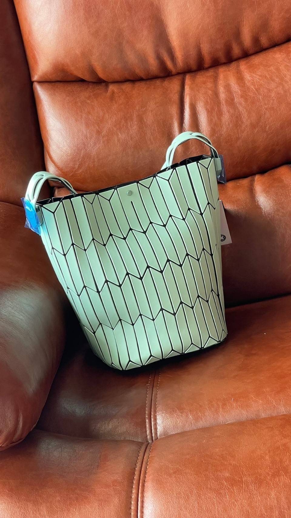 Baobao Issey Miyake Large Bucket กระเป๋าบัคเก็ตขนาดใหญ่สามารถใช้ใส่ร่มพับได้หรือขวดน้ำขนาดเล็กได้ ซีรีย์ใหม่นี้มีจุดเด่นที่แผ่นรูปทรงสี่เหลี่ยมด้านขนานในแนวตั้ง