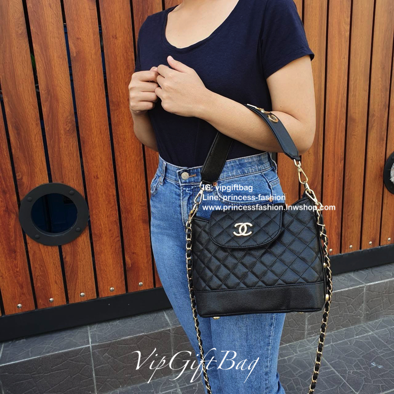 CHANEL VIP GIFT SHOULDER BAG รุ่น Limitedจากงาน VIP GIFT(GWP) ของแท้100% วัสดุหนังคาเวียร์เต็มใบ เปิดปิดด้วยซิปอะไหล่ทอง ด้านในใส่ของได้เยอะ มาพร้อมสายสะพาย2สายแบบ ทั้งสายโซ่สลับหนังและสายกนังคาเวียร์ ถนอมไหล่ ถอดออกได้ สวยหรูในราคาที่เอื้อมถึง ห้ามพลาดนะ