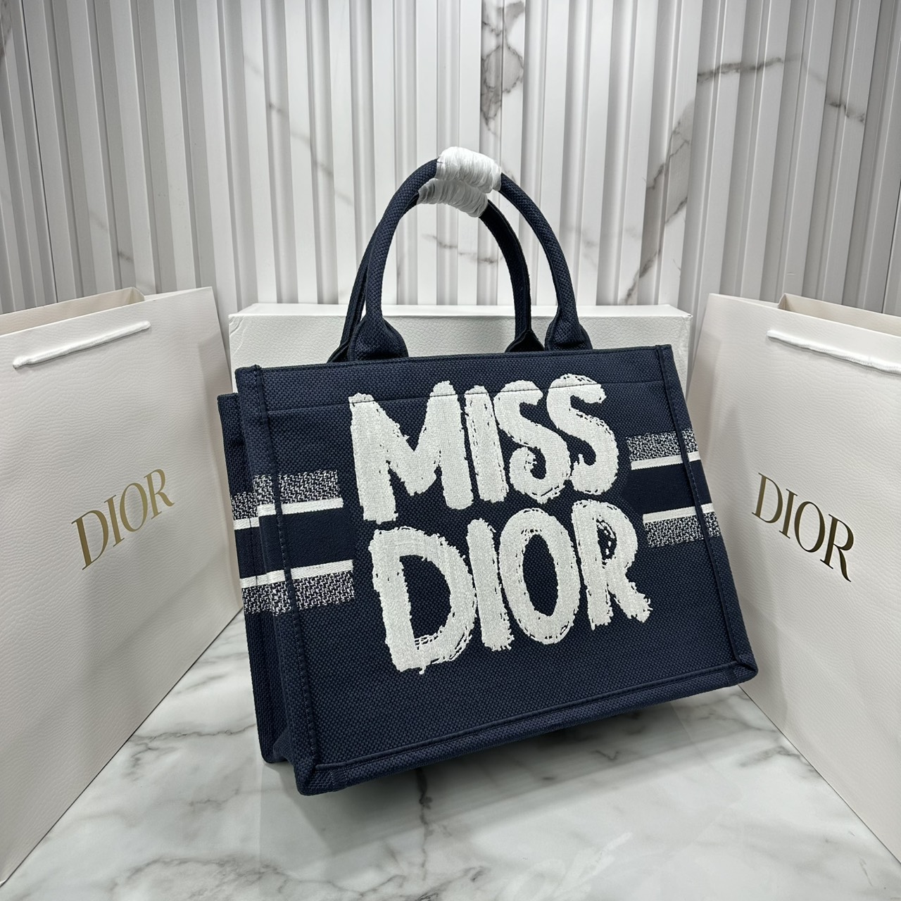 ORI หนังแท้ | Dior BookTote Blue Miss Dior Embroidery Tote Bag กระเป๋าทรงโท้ทคอลใหม่ โทนดำคลาสสิก สวยงามและหรูหรา