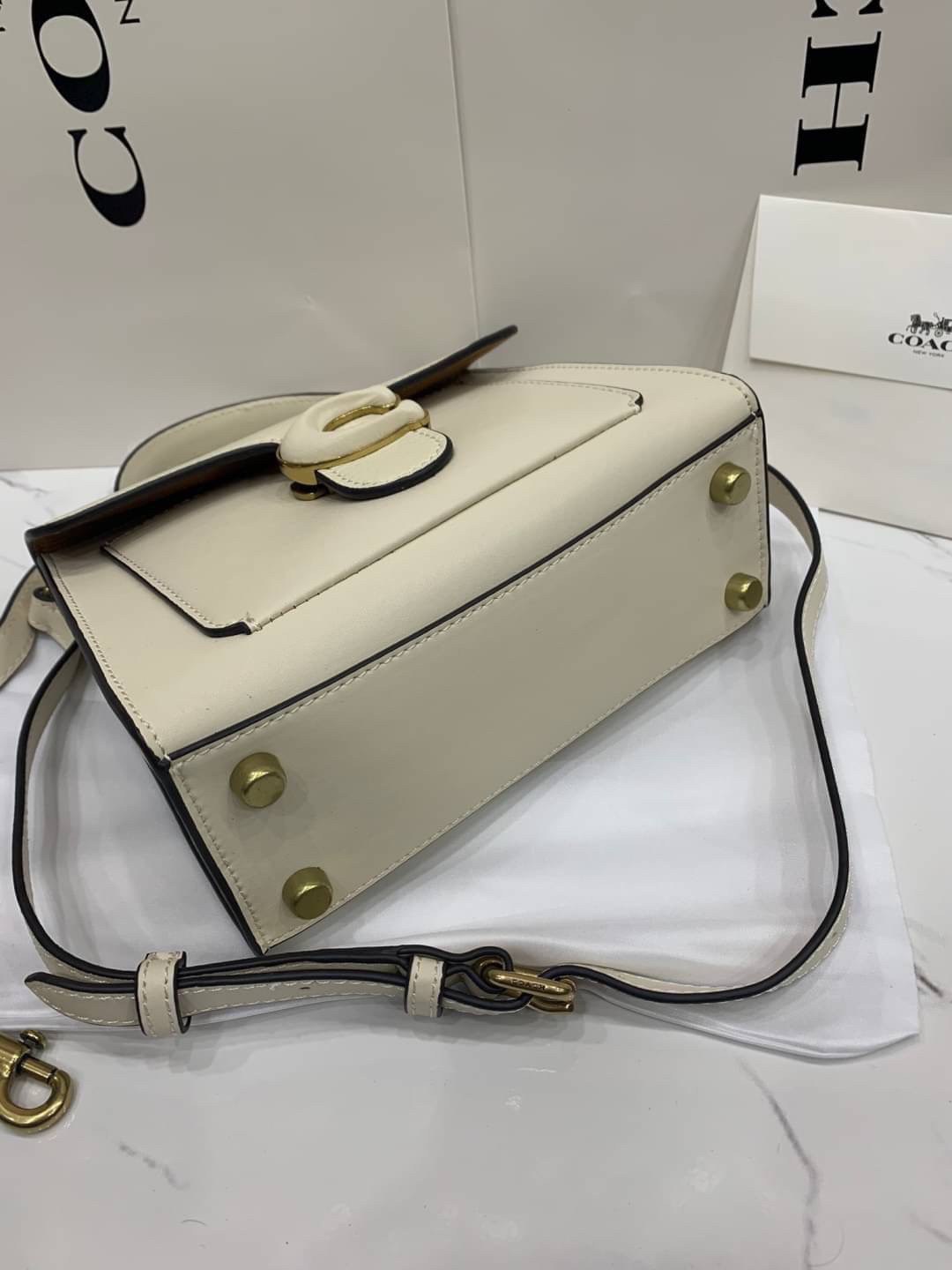 COACH TABBY TOP HANDLE 20 พร้อมส่งที่ไทยค่ะ! กระเป๋าหิ้ว//สะพายข้างได้ หนังแท้อย่างดี กหนึ่งใบทำหนังสองลายได้อย่างสวยงาม พร้อมโลโก้รุ่นใหม่ล่าสุดดูดีมากๆค่ะ เปิดปิดกระเป๋าแบบกดล็อค ภายในมีช่องหลักสองช่อง ใส่มือถือได้ทุกรุ่น;กระเป๋าเงินใบกลางได้;ของจำเป็นจ