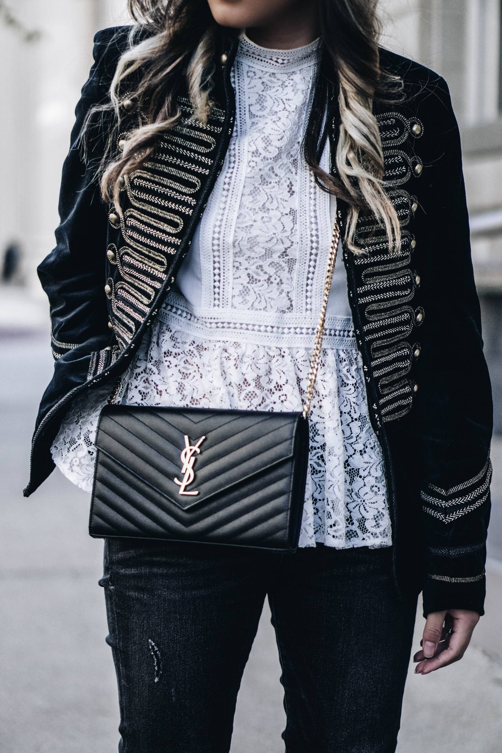 ไม่เคยผิดหวังจริงๆ!! กับรุ่นที่สาวๆรู้กัน Yves Saint laurent clutch bag with chain กระเป๋าสะพายทรง woc สุดฮอต ดีไซน์เรียบหรู โดดเด่นด้วยโลโก้ด้านหน้า เพิ่มดีเทลความผู้ดี วัสดุหนัง pepble ทนทาน ใช้งานง่ายเพียงแค่เปิด-ปิดด้วยกระดุมแม่เหล็ก ภายในแบ่งสัดส่วนไ