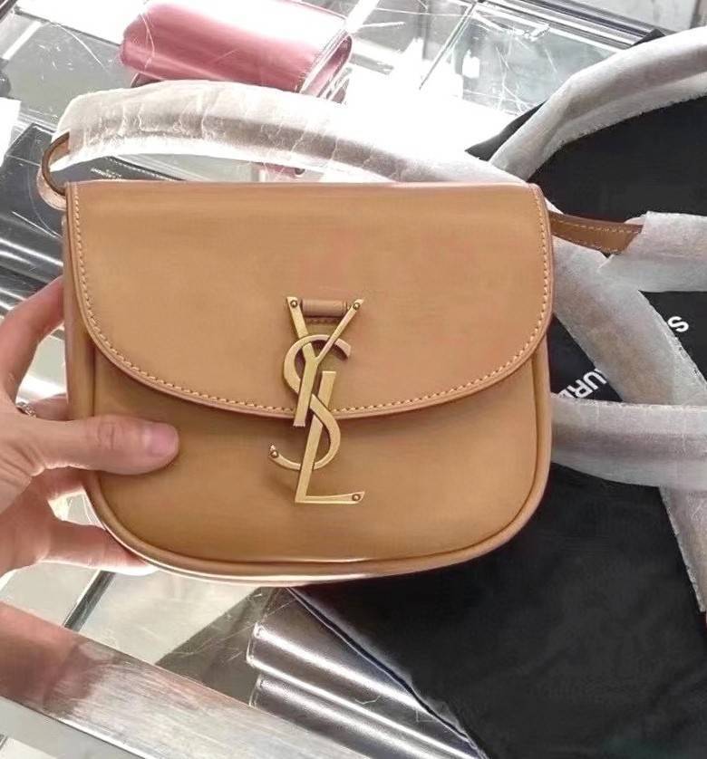 VIP 🥂 สีใหม่พร้อมส่ง! Saint Laurent Kaia Small YSL Plaque Leather Cross Body Bag / YVES SAINT LAURENT YSL BAG VIP วัสดุ Calfskin หนังเรียบอยู่ทรงเปิดปิดด้วยฝาปิดโลโก้แบรนด์อะไหล่ทอง ภายในโล่งมีโลโก้และช่องย่อยสามารถใส่มือถือของใช้จุกจิกได้เยอะ สาย