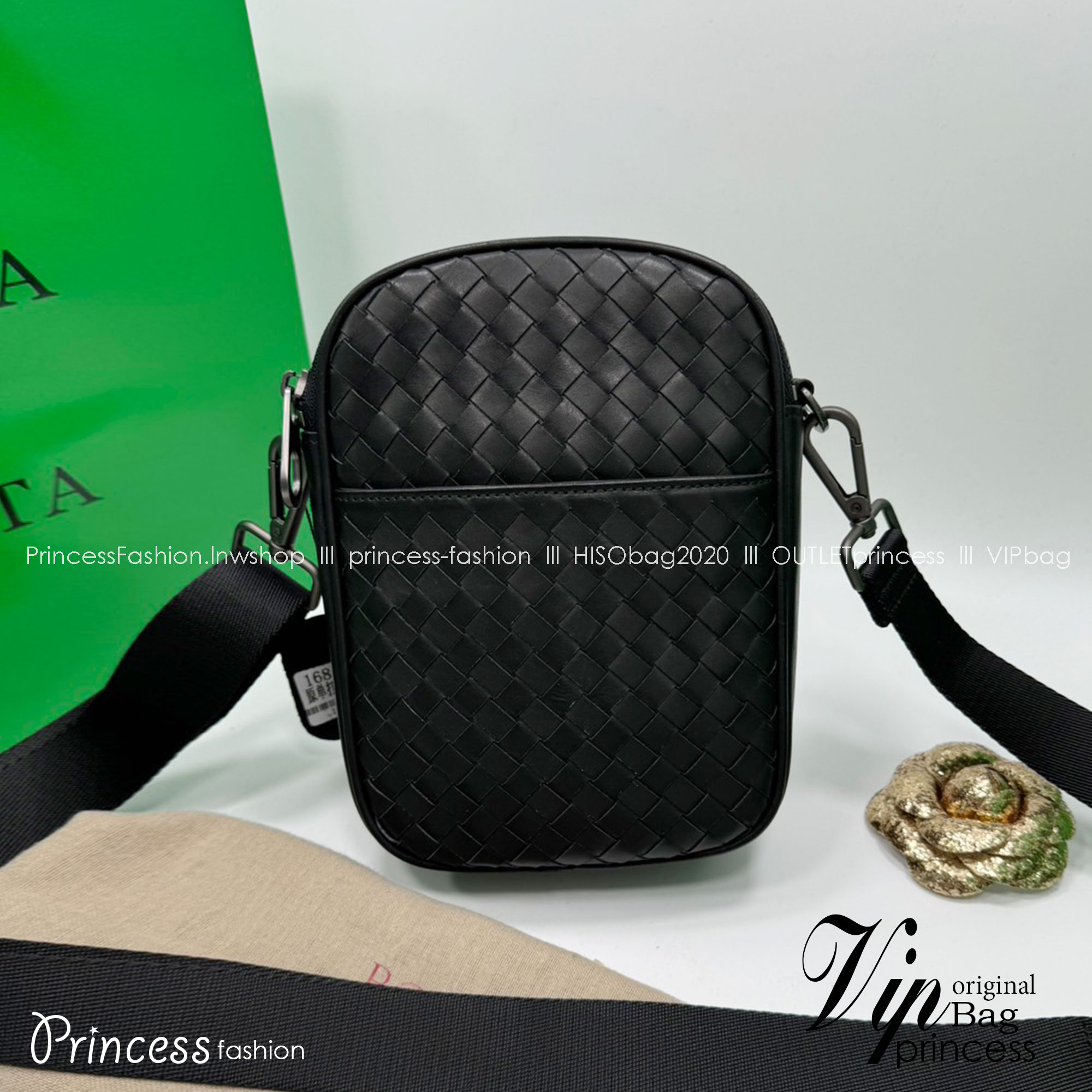 Small BOTTEGA Messenger Bag / BOTTEGA Crossbody Bag กระเป๋าสะพายเมสเซนเจอร์ ดีไซส์สานเป็นเอกลักษณ์ everyday look เอาใจหนุ่มๆ สวยเท่คลาสสิก