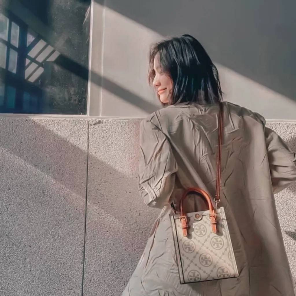 TORY BURCH T MONOGRAM EMBOSSED MINI TOTE สุดหรูกับกระเป๋าสะพายทรงโท้ท ไซส์มินิ ที่สร้างความหรูหราให้ตัวกระเป๋าด้วยดีเทลลายนูน แต่งแต้มลวดลายเอกลักษณ์ สีลูกคุณมากๆ!! วัสดุหนังแท้ ผิวสัมผัสดี ปากกระเป๋ามีแถบแม่เหล็กกันของหล่นได้ ภายในโล่ง ใส่ของจำเป็นได้ โท