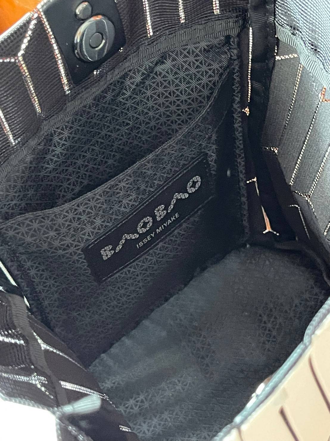 Large : Baobao Issey Miyake Large Bucket กระเป๋าบัคเก็ตขนาดใหญ่สามารถใช้ใส่ร่มพับได้หรือขวดน้ำขนาดเล็กได้ ซีรีย์ใหม่นี้มีจุดเด่นที่แผ่นรูปทรงสี่เหลี่ยมด้านขนานในแนวตั้ง เกิดเป็นรูปทรงสามมิติซึ่งแตกต่างไปจากรูปทรงที่เกิดขึ้นจากแผ่นสามเหลี่ยม หูหิ้วสามารถขย