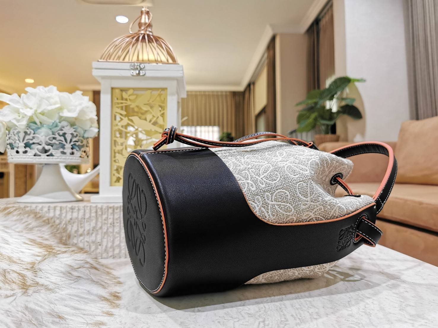 พรีเมี่ยมกิ๊ฟแท้ 100% 】LOEWE CROSSBODY ANAGRAM BUCKET BAG GIFT WITH PURCHASE (GWP) กระเป๋าถือหรือสะพายพรีเมี่ยมกิ๊ฟ Limited จาก LOEWE PERFUME DUTYFREE COUNTER รุ่นใหม่ล่าสุด Rare items หายากสุดเลอค่าวัสดุ Anagram Canvas ตัดหนังแท้ Calfskin สุดคลาสสิค