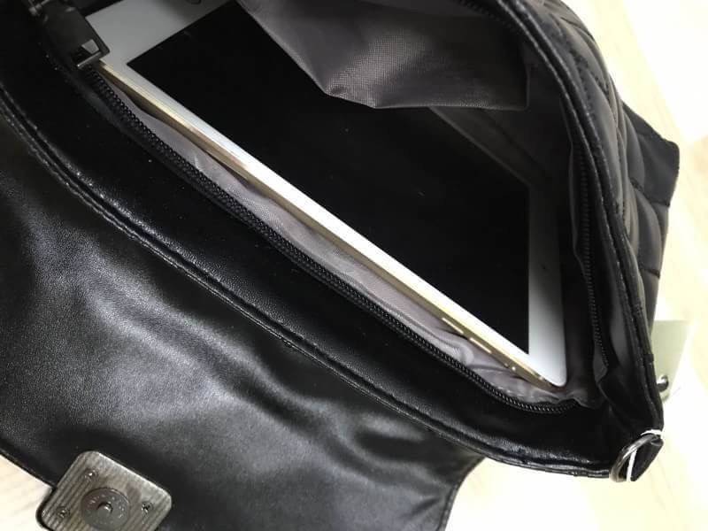 ZARA CROSSBODY BAG กระเป๋าสะพายข้างหนังนิ่ม look like chanel เย็บลายตารางรอบใบ มีตัวล้อค2ชั้น ทั้งกระดุมแม่เหล็กและซิปเดียวด้านใน ฐานกว้างตั้งอยู่ทรง ภายในมีช่องซิปเล็กและช่องใส่มือถือ สามราถใส่มินิไอแพค กระเป๋าสตางค์ทรงยาวได้ มาพร้อมสายสะพาย ถอดและสามารถ