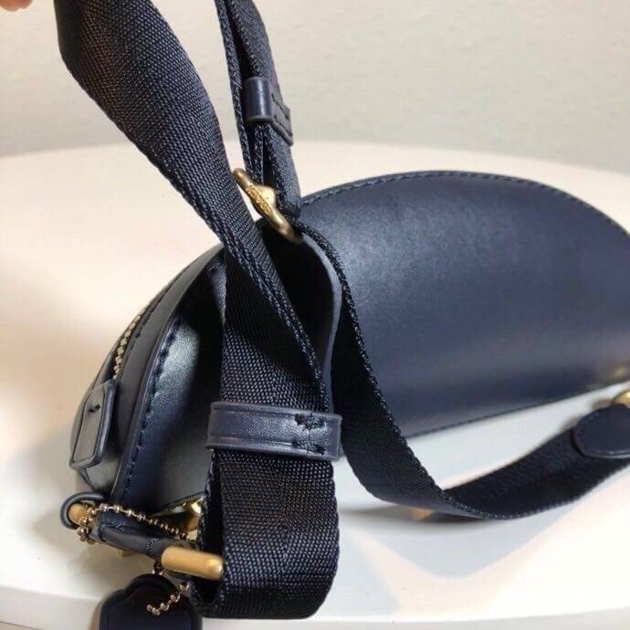 LIMITED EDITION !! COACH BELT BAG IN SIGNATURE WITH REXY BY GUANG YU กลับมาอีกครั้งกับ Coach X Disney สวยงามมากๆค่ะ คาดอก คาดเอวได้ ลาย C ตัดขอบหนังเรียบ มีช่องซิปทั้งหน้า//หลัง ใส่มือถือได้ทุกรุ่น;พาสปอร์ตได้ ;กระเป๋าเงินใบกลางได้;อื่นๆจำเป็นได้ครบค่ะ.