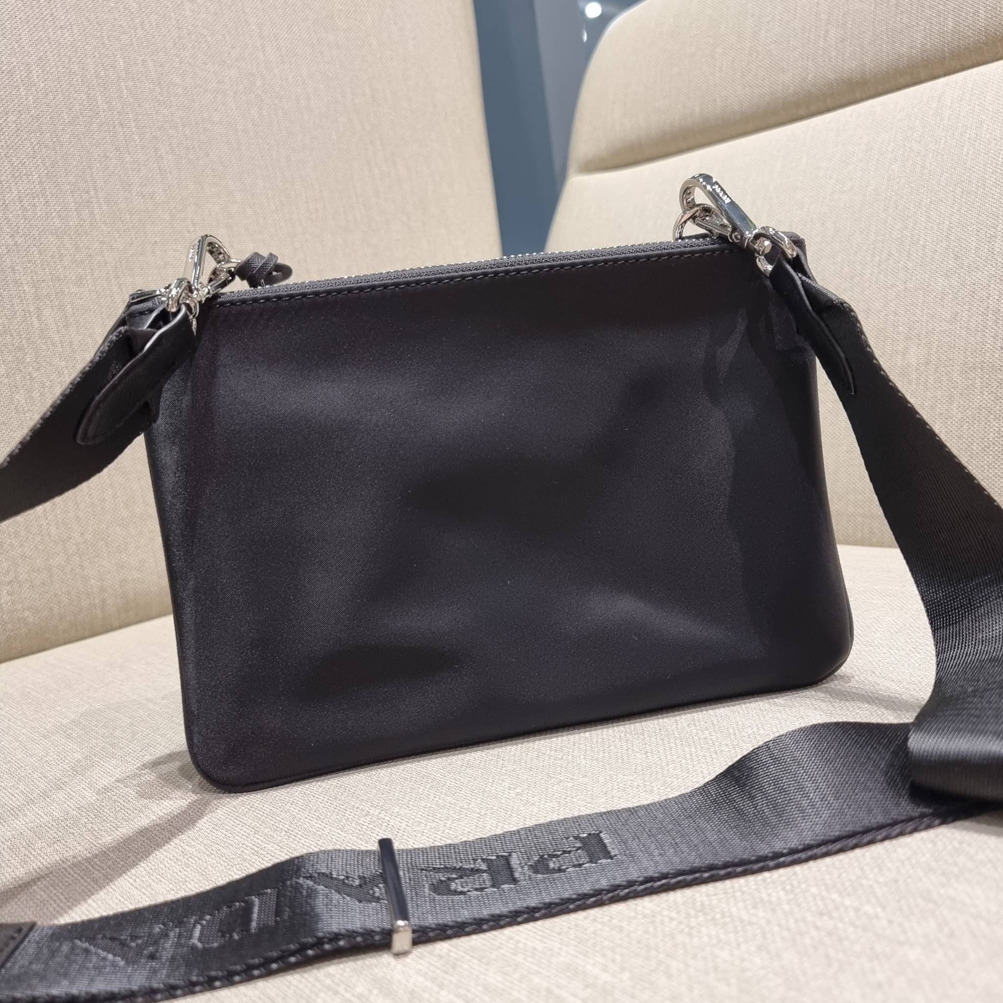 PRADA RE-EDITION 2000 RE-NYLON SHOULDER BAG ไอเท็มสุดโปรด unisex กระเป๋าสะพายข้าง ดีไซน์เรียบง่าย แต่มีความหรูในตัว รูปทรงพกพาสะดวก หยิบใช้ได้ในทุกๆวัน อีกหนึ่งคอลเลคชั่นขายดี วัสดุผ้าไนล่อนคุณภาพ พร้อมใบลูก ไว้ใส่เหรียญ ใส่กุญแจได้สารพัด เปิด-ปิดด้วยซิปห
