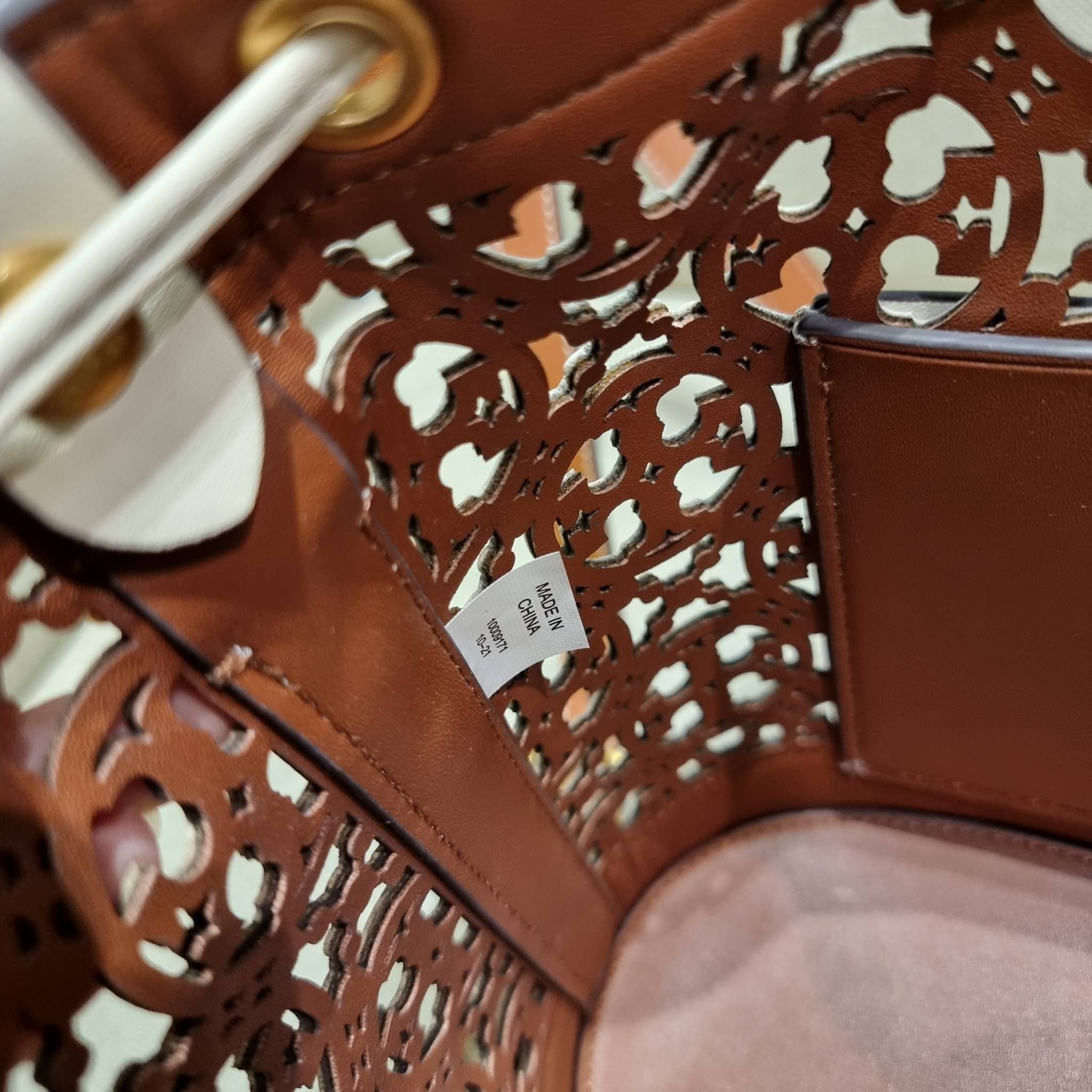 TORY BURCH T MONOGRAM LASER-CUT BUCKET BAG ใจบางที่สุดกับคอลเลคชั่นนี้ กับกระเป๋าสะพายทรงบัคเก็ต รุ่นชูโรงสุดฮิต ที่เพิ่มดีเทลความแพงด้วยการฉลุลวดลายโมโนแกรมรอบใบ ถักทอเป็นเส้นลายสานที่สวยงามมาก งานฝีมือจริงๆ วัสดุหนัง cowhide รูดเปิด-ปิดด้วยเส้นหนัง มาพร