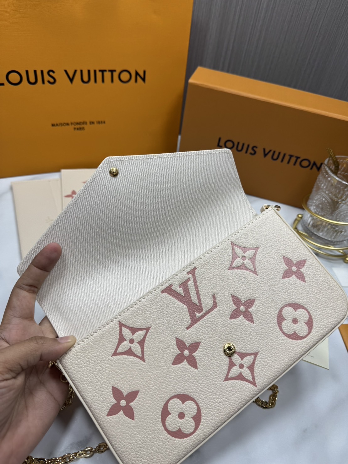 OP ORI หนังแท้ | LV Felicie Pochette bag in soft Monogram Empreinte leather กระเป๋าสะพายทรงพอชขนาดกะทัดรัด หนัง Monogram Empreinte เนื้อนุ่มประทับลาย Monogram สุดไอคอนิก