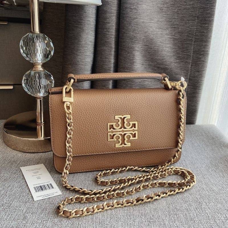 TORY BURCH BRITTEN MINI TOP HANDLE BAG พร้อมส่งที่ไทย กระเป๋าสะพาย Crossbody วัสดุหนังวัวแท้ การออกแบบเรียบง่าย ยังคงความหรูหราเอาไว้ มาพร้อมสายยาวโซ่อะไหล่ทองสลับหนัง ถอดออกได้ ตอบสนองการใช้งานได้ดี มีหูหิ้วด้านบนสามารถใช้งานได้ในหลายโอกาสค่ะ