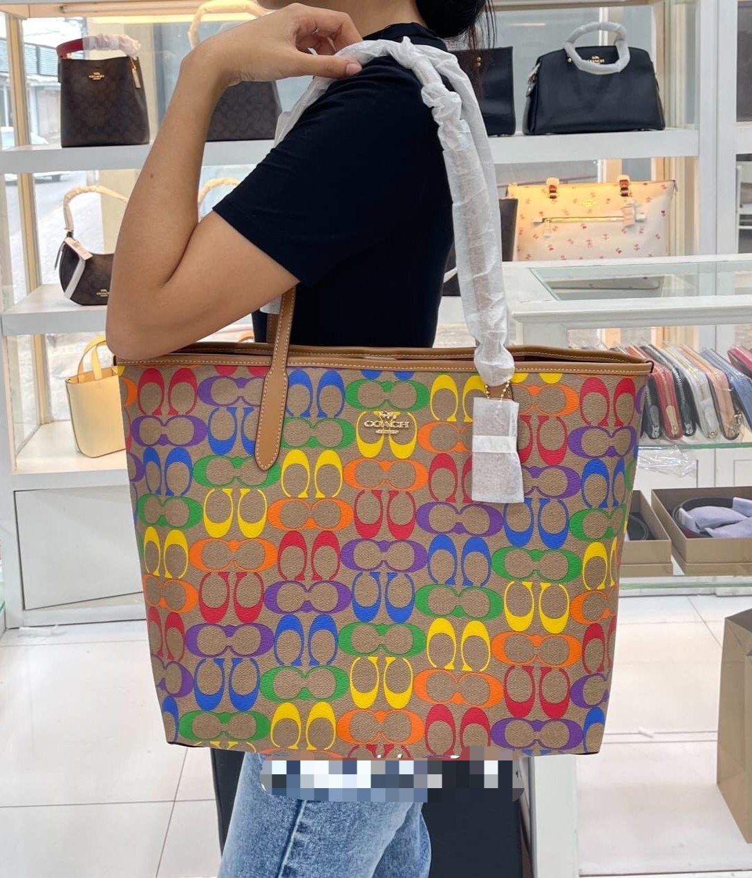 COACH CITY TOTE IN RAINBOW SIGNATURE CANVAS C4181 กระเป๋าสะพายข้างทรงโท้ทใบใหญ่ หนังลาย C สกรีนลายโค้ช รุ่นนี้ ปากกระเป๋าไม่มีชิป มีกระดุม แม่เหล็ก ด้านในมีช่องซิปไว้ใส่กระเป๋าเงินได้คะ เป็น รุ่นยอดนิยมคะ จุของได้เยอะมาก