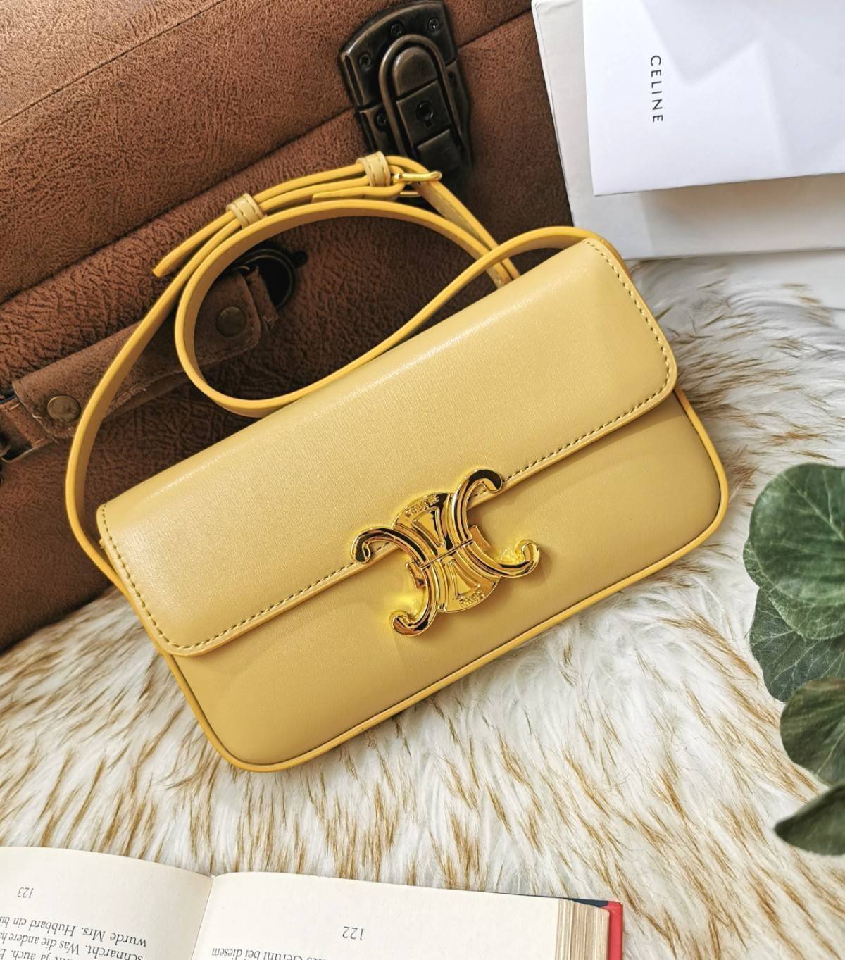 พรีเมี่ยมกิ๊ฟแท้ 100% 】CELINE TRIOMPHE SHOULDER BAG VIP GIFT WITH PURCHASE-GWP พรีเมี่ยมกิ๊ฟ Limited Edition จาก CELINE PERFUME DUTY FREE COUNTER วัสดุ TRIOMPHE & LEATHER ดีไซน์ยอดนิยมสไตล์สาว LISA