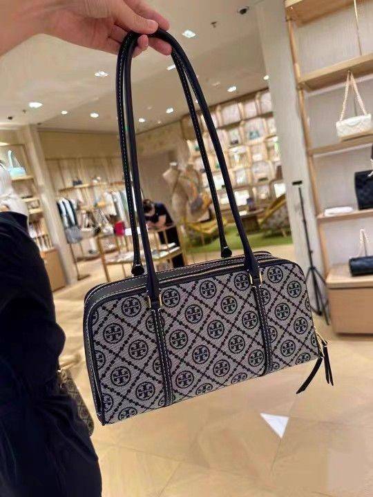 TORY BURCH Small T Monogram Marshmallow Satchel / Tory Burch tote handbag พร้อมส่ง 2 สี ใหม่ล่าสุด กระเป๋าสะพายไหล่ดีไซน์สุดทันสมัย ตัดเย็บสวยงาม ผ้า jacquard ตัดหนัง เปิด-ปิดแบบซิป มีช่องแบ่ง 2 ช่อง มีซิปลับด้านใน ใส่ของได้เยอะมากๆ ค่ะ