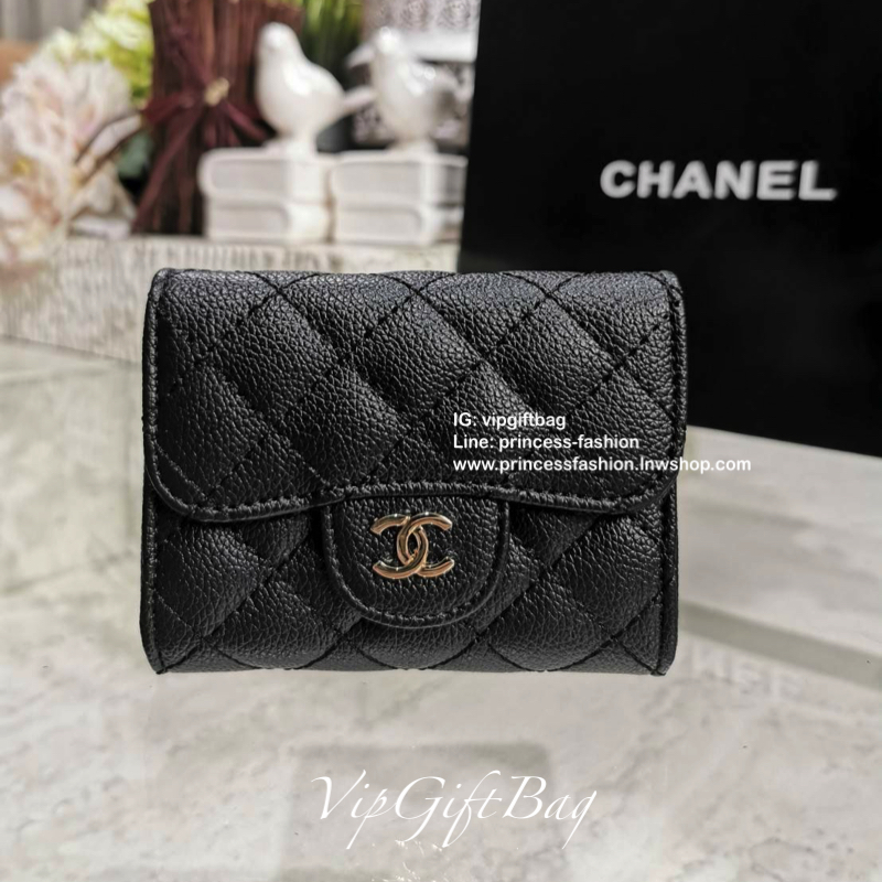 CHANEL SHORT WALLET VIP Gift With Purchase พรีเมี่ยมกิ้ฟ Chanel ไอเท็มนี้แนะนำค่ะ ลูกค้าสั่งพรีออเดอร์กันเยอะมาก วัสดุหนังด้านขึ้นลายตารางคลาสสิค ไม่มีเอ้าท์ เปิดปิดด้วยฝาปิด ด้านหน้าประดับโลโก้แบรนด์อะไหล่เงินสวยหรูดูดี ด้านหลังมีช่องใส่ของ ภายในมีช่องแบ