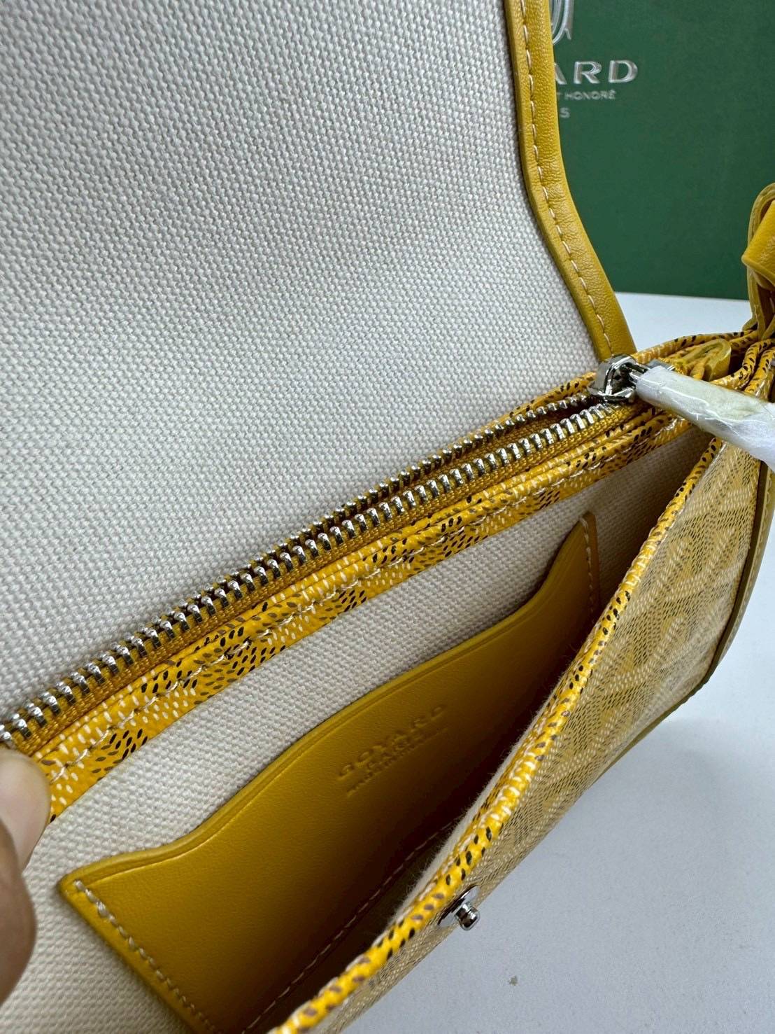 10 สี ORI หนังแท้ | GOYARD Plumet pouch-wallet กระเป๋าสะพายใบเล็กกะทัดรัด ดีไซน์กระเป๋าสตางค์ Plumet ดีไซน์มาพร้อมช่องใส่เหรียญ ธนบัตร และบัตรต่างๆ สามารถสะพายไหล่เป็นกระเป๋าสะพายข้างได้เหมือนกระเป๋าใบเล็ก