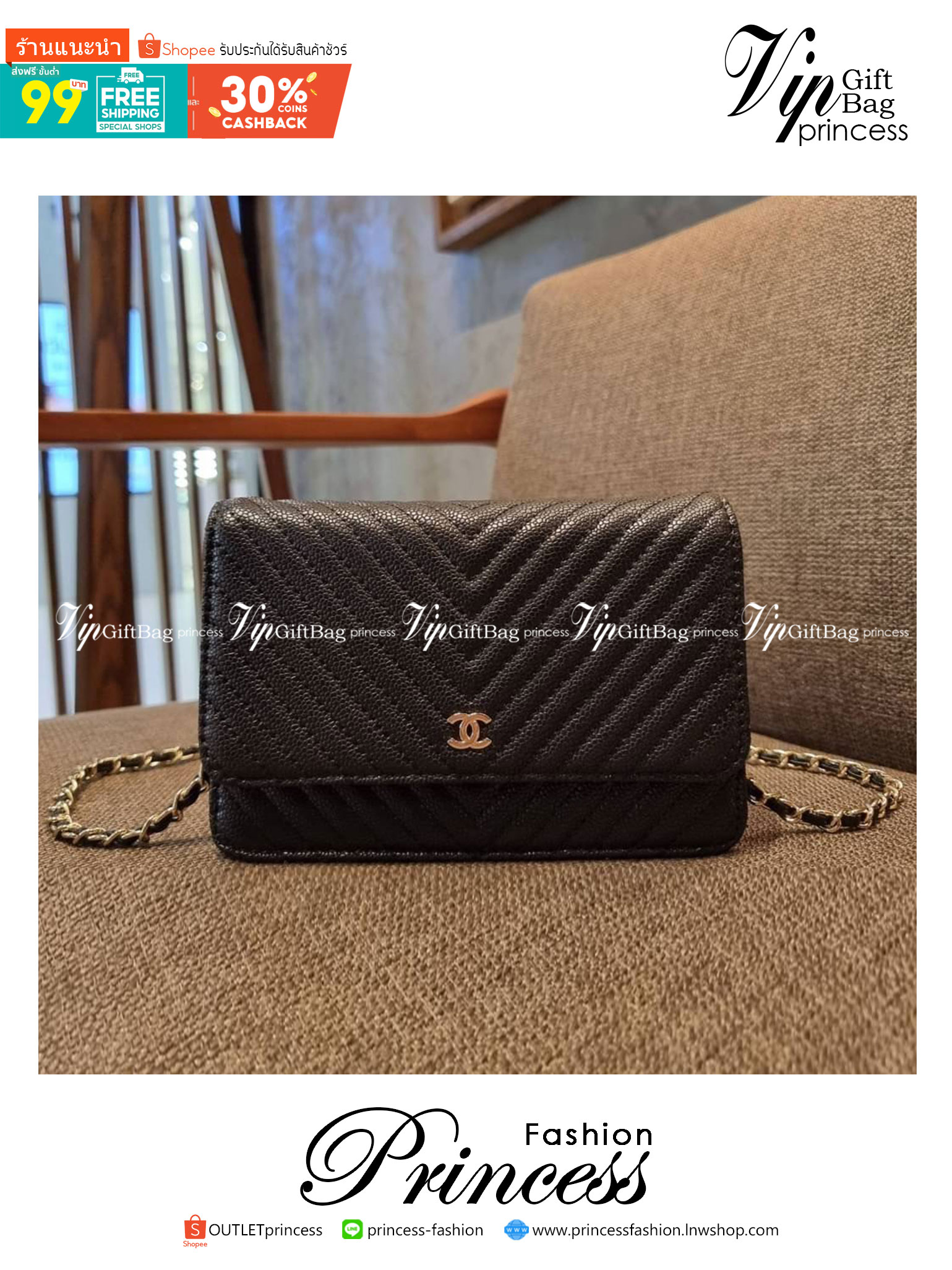 VIP 🥂 CHANEL WOC ลายวียอดฮิต กระเป๋าสะพายข้างหนังลายคาร์เวีย มาพร้อมโซ่สะพายในตัว (ถอดออกไม่ได้) อะไหล่ทองเรียบหรู ดูผู้ดี้ ผู้ดี!! เปิด-ปิดกระเป๋าด้วยกระดุมแม่เหล็ก ภายในกระเป๋าเป็นช่องโล่ง มีช่องแยก 1 ช่อง ช่องซิปกลางอีกช่อง ส่วนด้านหลังก็ยังมีอ