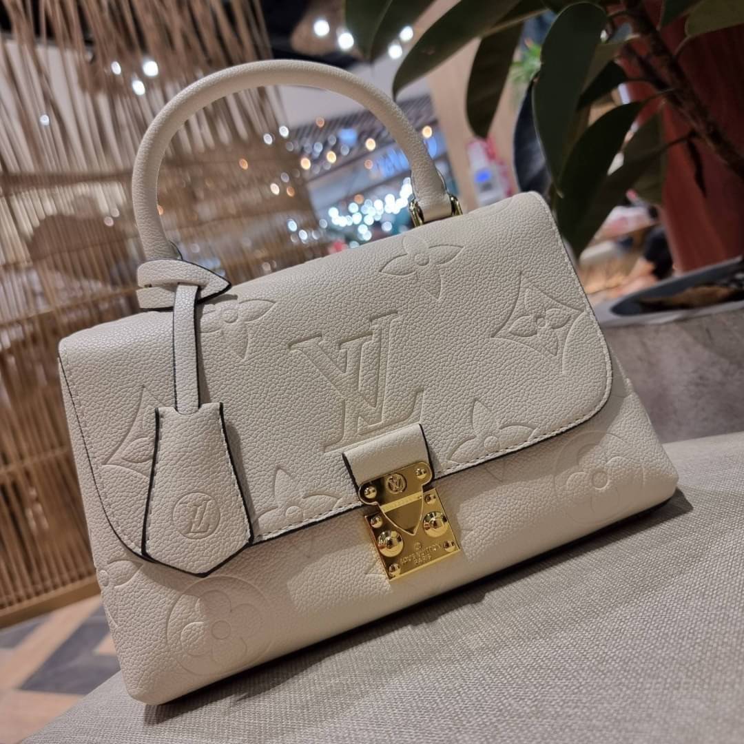 VIP 🥂 LV MADELEINE BAG ใหม่ล่าสุด อีกหนึ่งรุ่นคลาสสิคหายาก ที่สาวๆรอคอย กระเป๋าถือ/สะพายข้าง ดีไซน์เรียบง่าย แต่เต็มไปด้วยดีเทลความหรู วัสดุหนังวัวปั๊มลายเอกลักษณ์ เปิด‐ปิดด้วยอะไหล่กดล็อคสีทองหรู และมีพวงหนังห้อยพิเศษแถมมาให้ด้วย ภายในแบ่งสัดส่วน