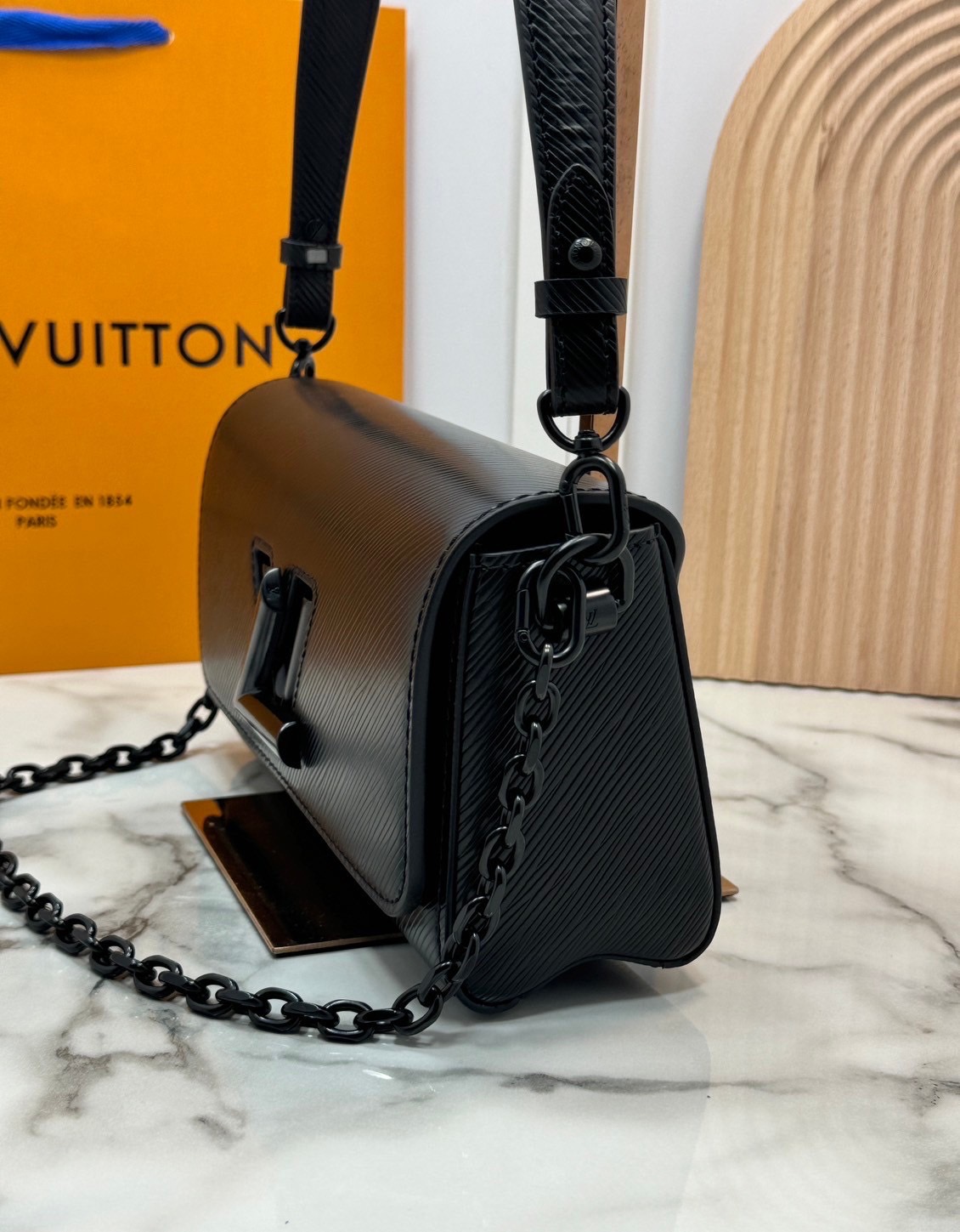 ORI หนังแท้ | LV Twist West Bag กระเป๋าสะพายหนัง Epi ลายเกรน สุดคลาสสิกมาดีไซน์ใหม่ในรูปทรงยาวเผยลุคมีระดับเหนือกาลเวลา ความหรูหราเข้ากับสตรีตสไตล์