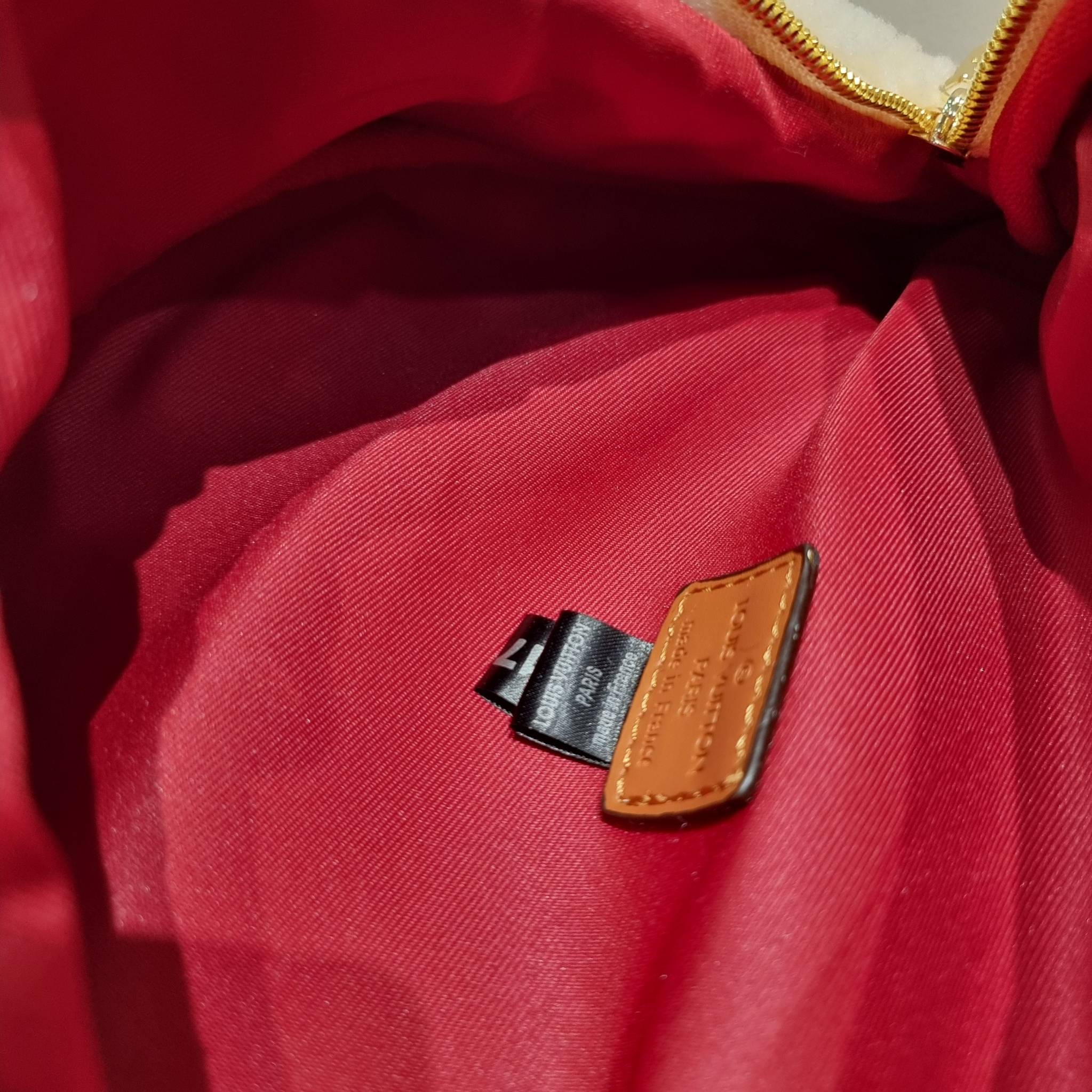 LV BUM BAG MONOGRAM TEDDY FLEECE / LV Teddy Limited Edition Bumbag ไอเท็มที่ต้องมี กับกระเป๋าคาดอก ดีไซน์เอกลักษณ์ โดดเด่นด้วยจัมโบ้ฟ้อนท์สีตัดกับตัวกระเป๋า เปิด-ปิดด้วยซิป ภายในเป็นช่องโล่ง โดยตัวกระเป๋าจะมีหูจับในตัว และสายสะพายที่สามารถปรับได้ตามตัว รุ