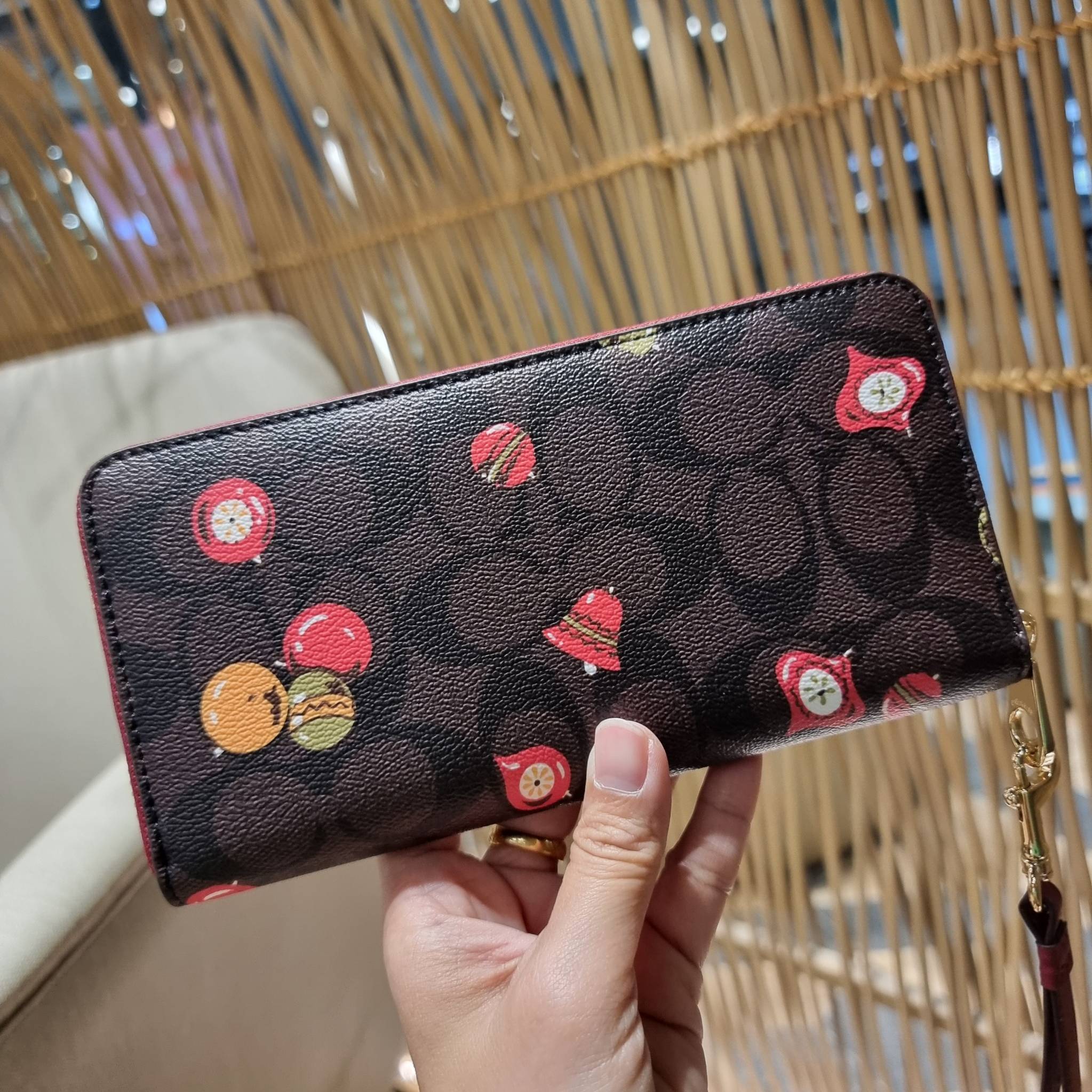 COACH C7410 LONG ZIP AROUND WALLET WITH ORNAMENT PRINT ความสวยต้องส่งต่อ!! คอลเลคชั่นใหม่ 2IN1 คุ้มค่าแบบที่สุด กระเป๋าสตางค์กึ่งคล้องมือ ดีไซน์ลวดลายสดใส น่ารักน่าใช้ คลาสสิคใช้ง่าย ไม่มีเบื่อ วัสดุหนังแคนวาสเคลือบลาย มาพร้อมสายคล้องมือ ถอดออกได้ ภายในใส