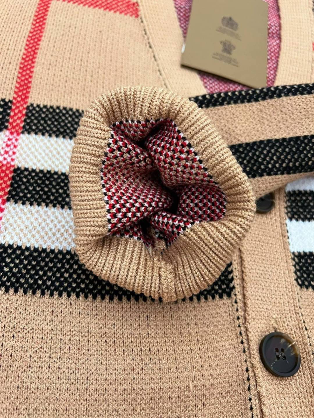 BURBERRY Wool Striped Cardigan / BURBERRY Jacket เกรดออริจินอล มีป้ายแท็กที่คอเสื้อทุกตัว ใส่ได้ทั้งผู้หญิงผู้ชาย พร้อมส่งที่ไทย ภาพสินค้าถ่ายจากงานขายจริง ใช้งานต่างประเทศได้