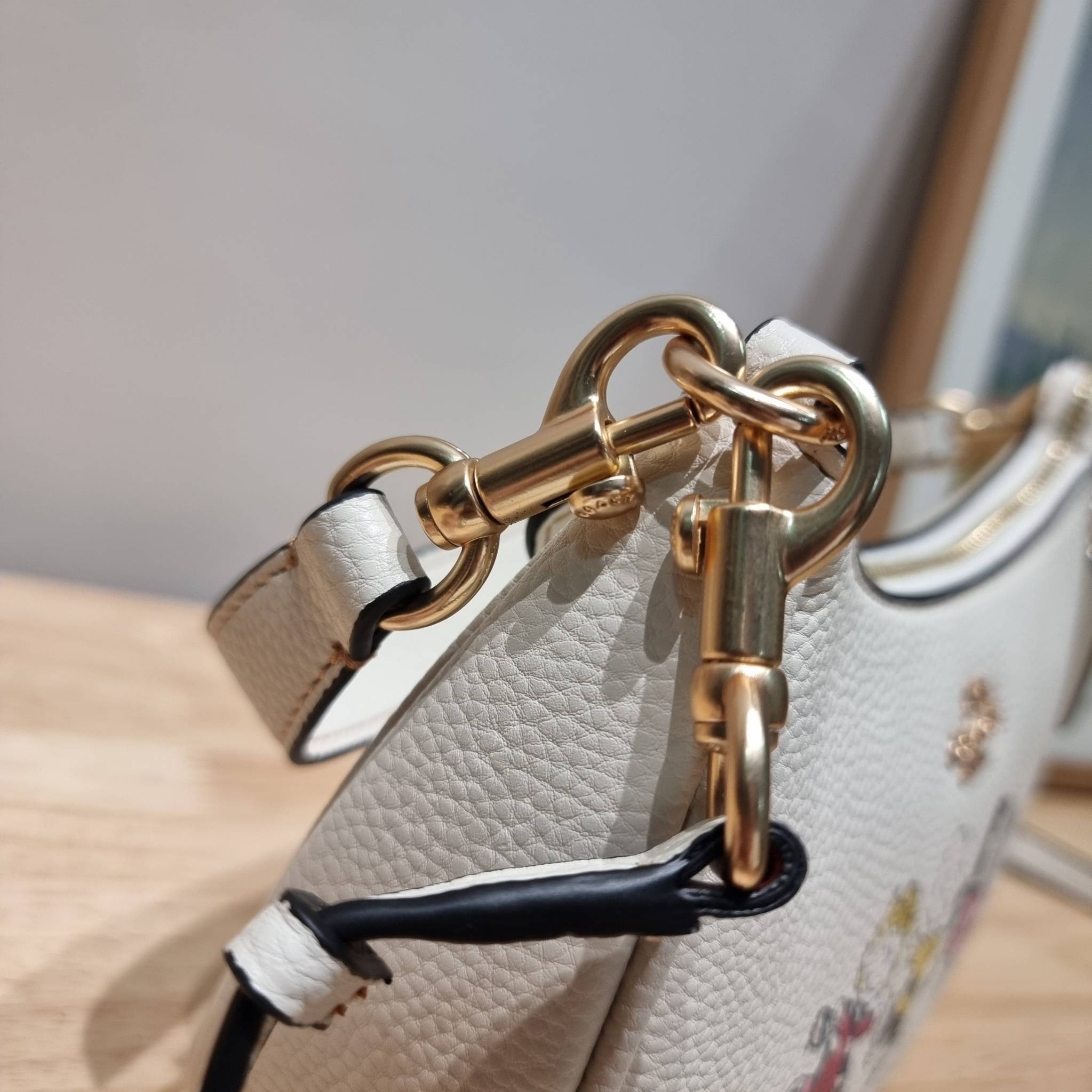 Coach X Peanuts Teri Shoulder Bag With Snoopy And Friends Motif CE861 คอลเลคชั่นสุดคิ้วท์ ไม่ให้ช้อปยังไงไหว!! กับกระเป๋าสะพายไหล่กึ่งทรงพอช พร้อมเสิร์ฟความสวยถึงบ้านไปเลยก่อนใคร แบบไม่ต้องพรีฯ ด้วยดีไซน์ลวดลายกาน์ตูนยอดฮิต มาพร้อมสายสะพาย 2 เส้น