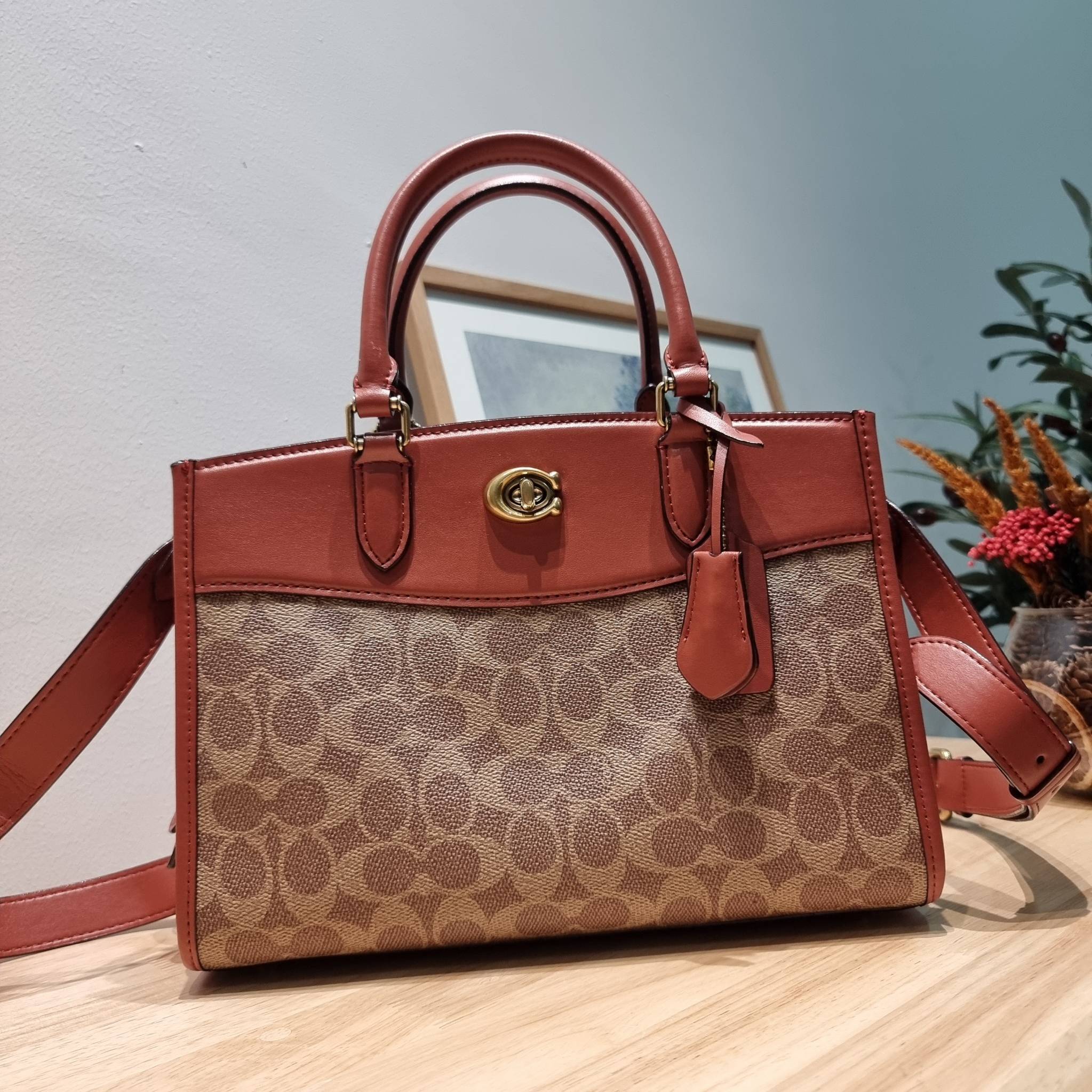 COACH brooke carryall in signature canvas CE733 ใหม่ล่าสุด อัพลุคคุณนายคุณหนูกันหน่อย กับกระเป๋าถือ/สะพายสุดหรู รูปทรงและดีไซน์ดูไฮน์มาก มีกุญแจล็อคซิปได้ วัสดุหนังแคนวาสตัดสลับหนังแท้ มีหูจับในตัว ภายในแบ่งสัดส่วนไว้อย่างดี ให้สามารถจัดเก็บของได้อย่างมีร