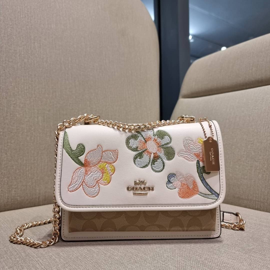 COACH C9230 KLARE CROSSBODY IN SIGNATURE CANVAS WITH FLORAL EMBROIDERY น้องใหม่คอลล่าสุด กับกระเป๋าสะพายข้าง โทนสีละมุนลูกคุณหนู ดีไซน์ปักดอกไม้เพิ่มลูกเล่น ให้ดูแพง วัสดุผนังแคนวาสสลับหนังแท้ สายสะพายโซ่สลับหนัง สะพายยังไงก็ขับผิว เปิด-ปิดด้วยกระดุมแม่เห