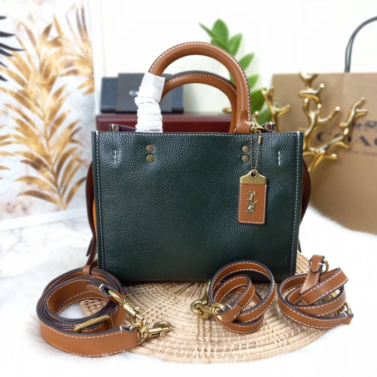 OUTLET 】COACH ROGUE 25 IN COLORBLOCK (C5575) ที่สุดแห่งความหรูหรา สุดคลาสสิค 🌺กระเป๋าหนังแท้คุณภาพเยี่ยม สัมผัสนิ่มละมุนจนต้องหลงรัก ด้านข้างเพิ่มความสวยเก๋ด้วยหนังกลับ อยู่ทรงสุดสวย น่าใช้ น่ามอง จนใครๆต้องเหลียวหลังตาม//ด้านในมี 2 ช่องกว้าง กับอ