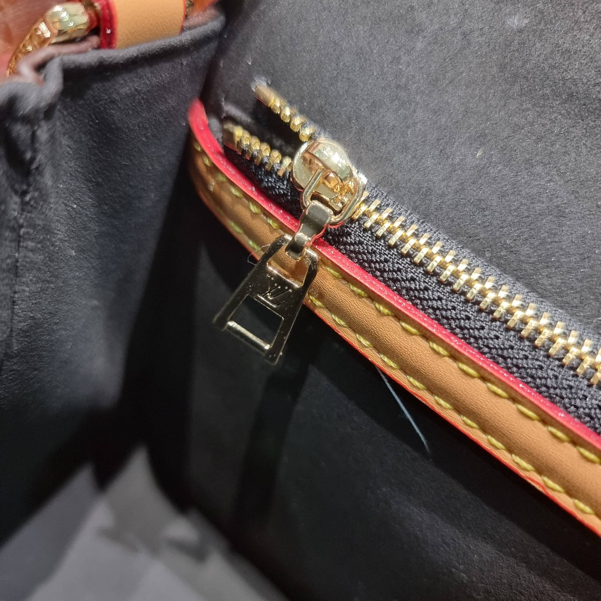 LV Diane Monogram Bag / LV multi handbag กระเป๋ามัลติฟังก์ชั่นสุดคุ้ม ดีไซน์ออกมาน่ารักน่าใช้มากๆ วัสดุหนังแคนวาส มีสายมาให้ถึง 2 แบบ สายหนังคล้องไหล่ได้ และสายสปอร์ตครอสบอดี้ได้ ปรับเปลี่ยนใช้ตามลุคแต่ละวันได้เลย