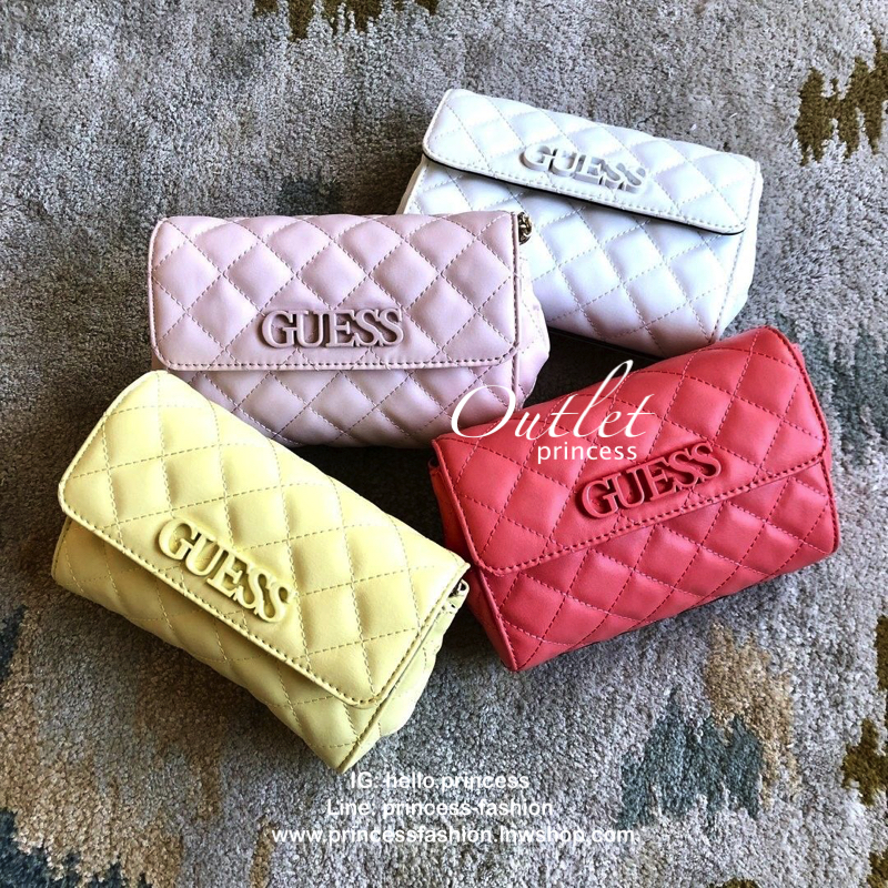 Guess elliana Crossbody Belt Bag รุ่นนี้ได้ทั้งสะพายยาวและคาดเอวค่ะ ด้านหน้าติดโลโก้แบรนด์สีตามหนังกระเป๋า หนังเป็นลายตาราง เปิดปิดด้วยกระดุมแม่เหล็ก ด้านในบุผ้าลายโลโก้แบรนด์ ด้านหลังมีที่สอดสายสำหรับคล้องเอว รุ่นนี้มีสายยาวให้ทั้ง 2 เส้นสำหรับต่างโอกาสค