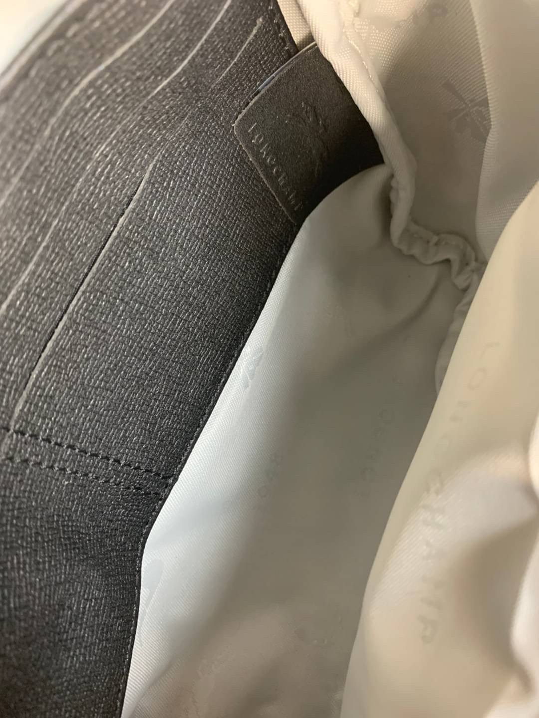 LONGCHAMP LE PLIAGE LGP BELT BAG M เท่ห์อย่างมีสไตล์กระเป๋าทรงคาดอกและคาดเอวดีไซน์แนวสปอร์ต เพิ่มความโดดเด่นทันสมัยด้วยลายซิกเนเจอร์ มีช่องซิปที่ใช้งานง่ายช่วยให้คุณหยิบใช้สิ่งของจำเป็นได้อย่างสะดวกและง่ายดาย และผสานสายรัดแบบปรับได้เข้ากับหัวเข็มขัดตัวล็อ