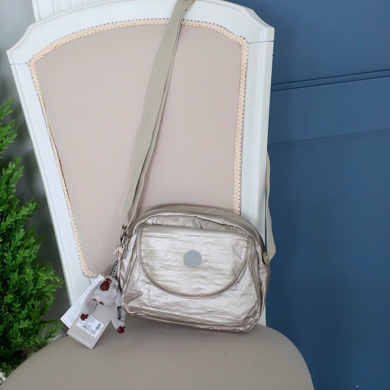 Kipling mini crossbody bag กระเป๋าสะพายขนาดกำลังน่ารัก น้ำหนักเบา มากับสีใหม่ wrike golden ค่ะ ด้านหน้ามี 1 ช่อง ช่องหลักเปิดปิดด้วยซิป ภายในกว้างจุได้เยอะ ใส่กระเป๋าสตางค์ยาวได้ มีช่องเล็ก และช่องซิป ด้านหน้ามีอีก 1 ช่อง มาพร้อมพวงกุญแจลิง และสายสะพายยาว