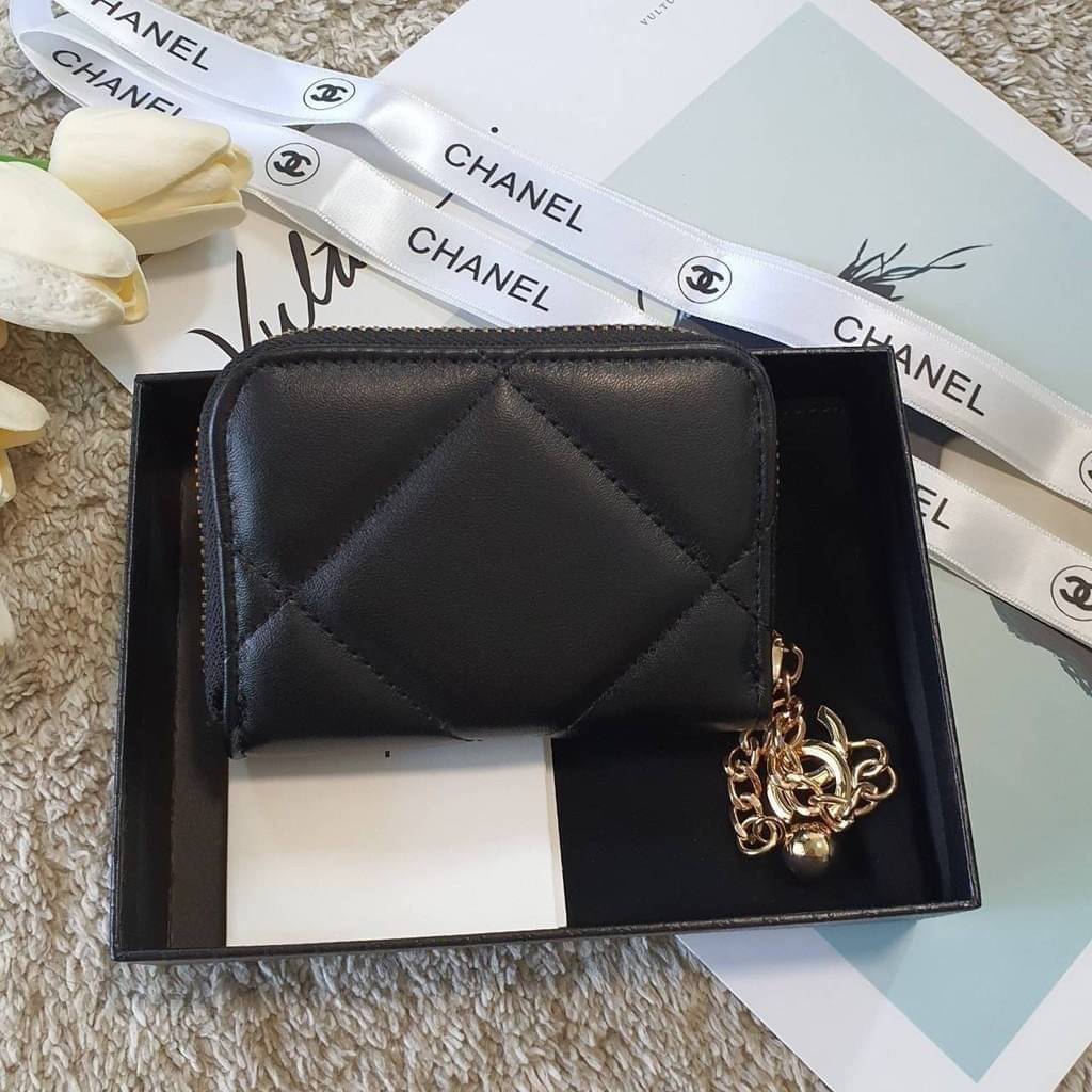 CHANEL zip short wallet มาพร้อม GIFT BOX สุดหรู! ครบชุดเซ็ตของขวัญ♡♡ กับ กระเป๋าสตางค์ใบสั้น แนะนำรุ่นนี้คะ งานพรีเมี่ยมกิ้ฟท์จากเค้าเตอร์ต่างประเทศ **ทรงน่ารักกก หนังเรียบ จากแบรนด์ CHANEL (GWP) ด้านหน้ามีโลโก้แบรนด์ CC สีทองหรู **อะไหล่สีท