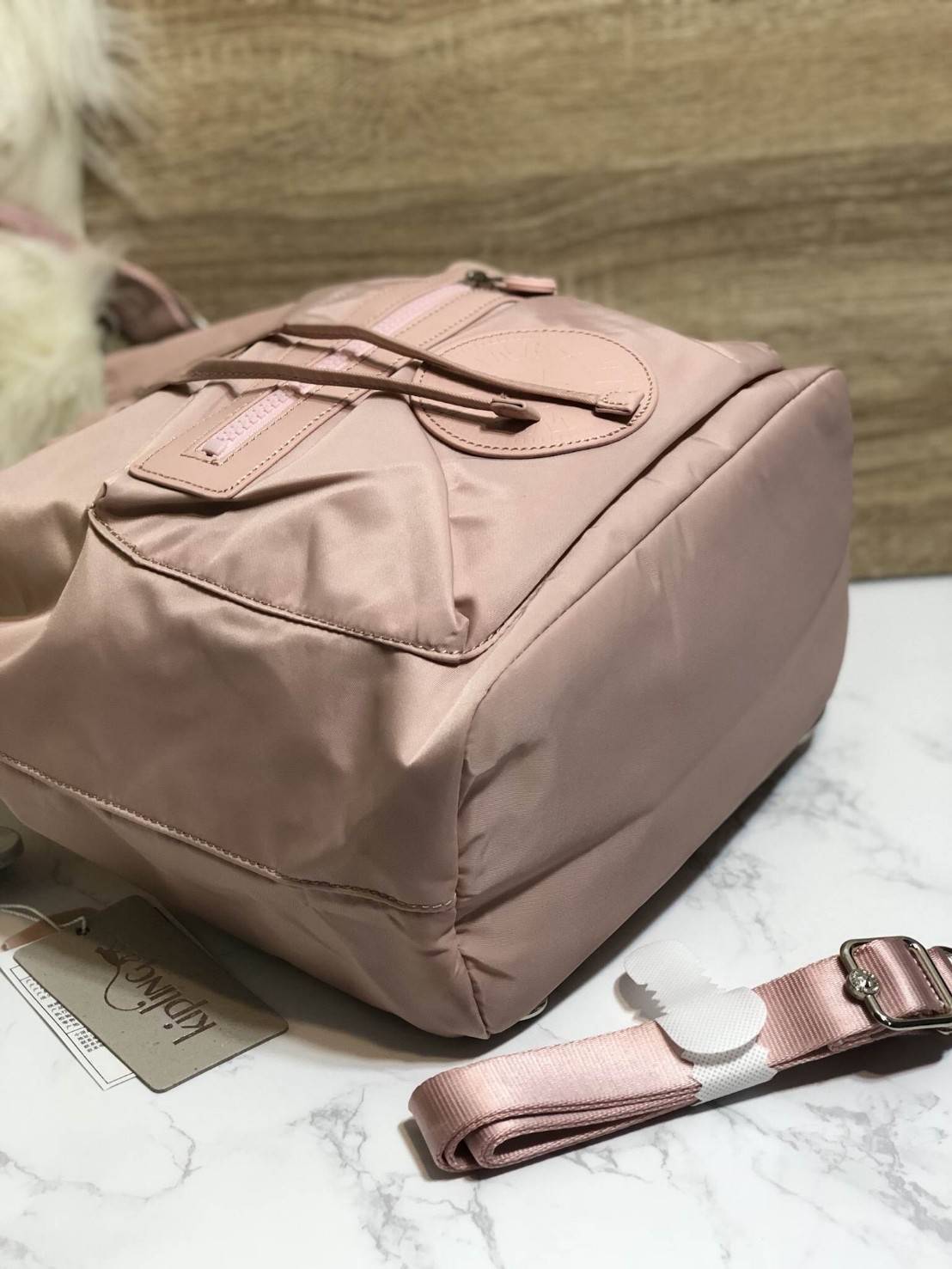 Kipling 2Way Bucket Bag กระเป๋าถือหรือสะพาย 2Way รุ่นใหม่ทรงขนมจีบวัสดุ Nylon & Polyester 100% น้ำหนักเบา ถือและสะพายได้หลายแบบจะใช้สายยาวสะพาย Crossbody หรือใช้สายคู่สะพายหลังแบบเป้ก็ดูดี หูจับถนัดมือสะพายไหล่ได้ เปิดปิดแบบ Drawstring พร้อมกระดุมแม่เหล็ก