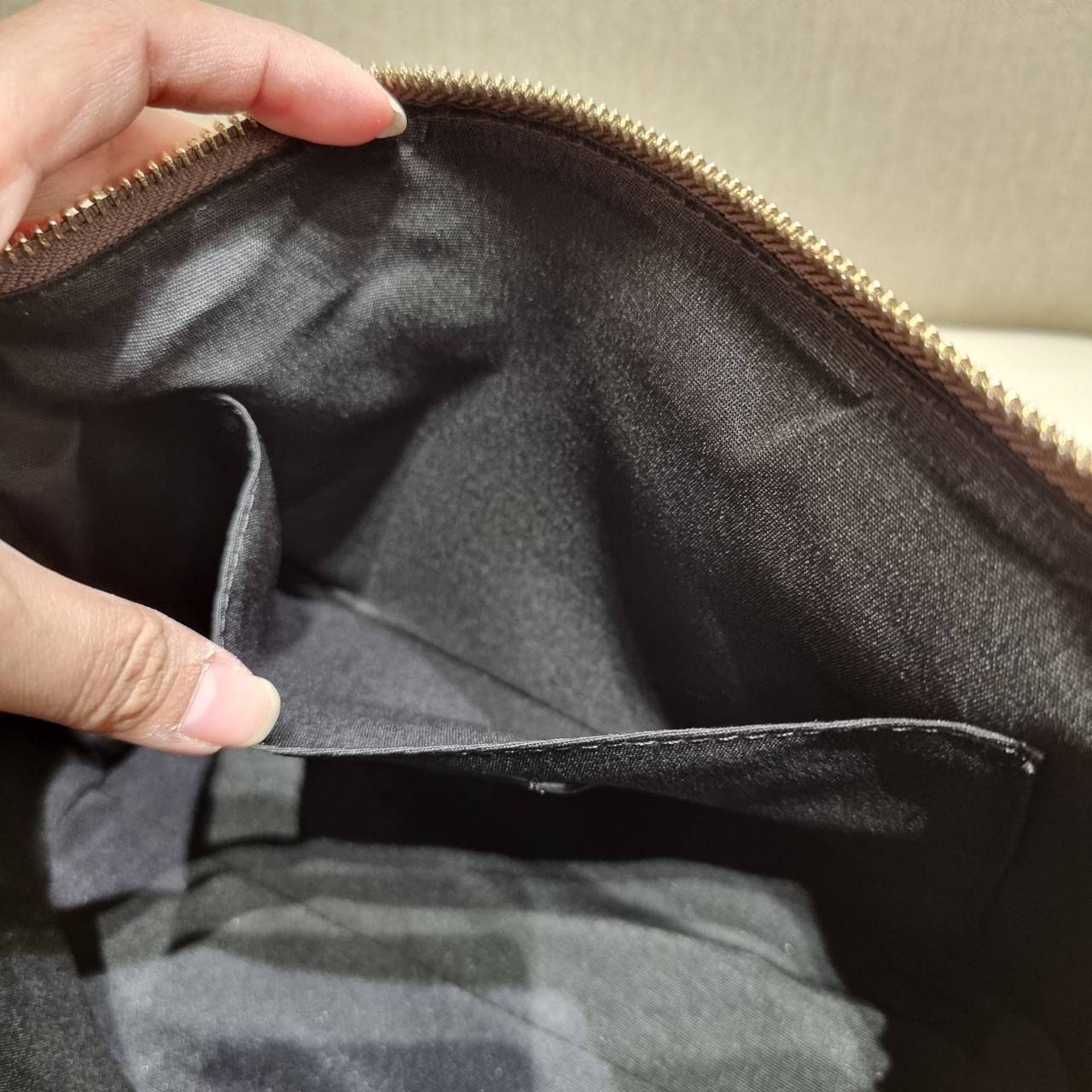 COACH F38089 MINI EMMA SATCHEL IN SIGNATURE CANVAS รุ่นหายาก รุ่นที่สาวๆตามหา จัดมาให้สมกับที่รอคอยกันไปเลยจ้า!! เป็นรุ่นที่ดีไซน์ออกมาให้ใช้งานง่าย สะดวก สวย หรู ดูดี!! กระเป๋าสะพายทรงสวย วัสดุหนังแคนวาสเคลือบลาย มาพร้อมสายสะพายข้างและหูจับในตัว ถอดออกถื