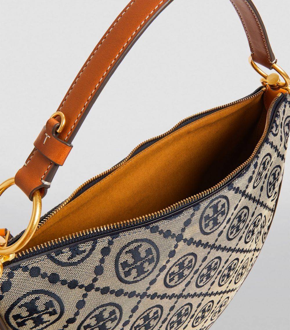 ใบใหญ่ 35cm Tory Burch T Monogram Medium Crescent Bag / TORY BURCH T MONOGRAM JACQUARD CRESCENT BAG ไซส์ใหญ่กับไอเท็มสุดร้อนแรง เซเลปรีวิวเยอะมาก!! สาวๆตามหากันไปอีก กระเป๋าทรง half moon ที่ดีไซน์บนผ้า jacquard ลวดลายซิกเนเจอร์ เรียบหรู ผู้ดีมากแม่!