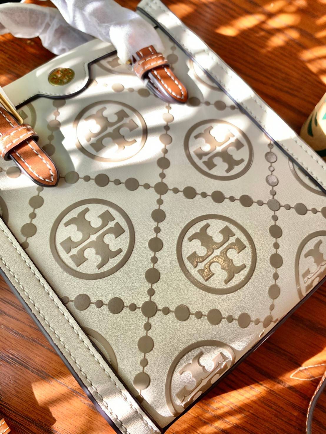สีใหม่ล่าสุด ผู้ดีมาเลยยจ้าา จำนวนจำกัด! TORY BURCH T MONOGRAM CONTRAST EMBOSSED MINI TOTE 🥂พร้อมส่ง มาอัพลุคให้ดูดีไปพร้อมๆกัน กับกระเป๋าทรงTote ที่ไม่ว่าวันไหนๆ ใบนี้เอาอยู่เลยค่ะ