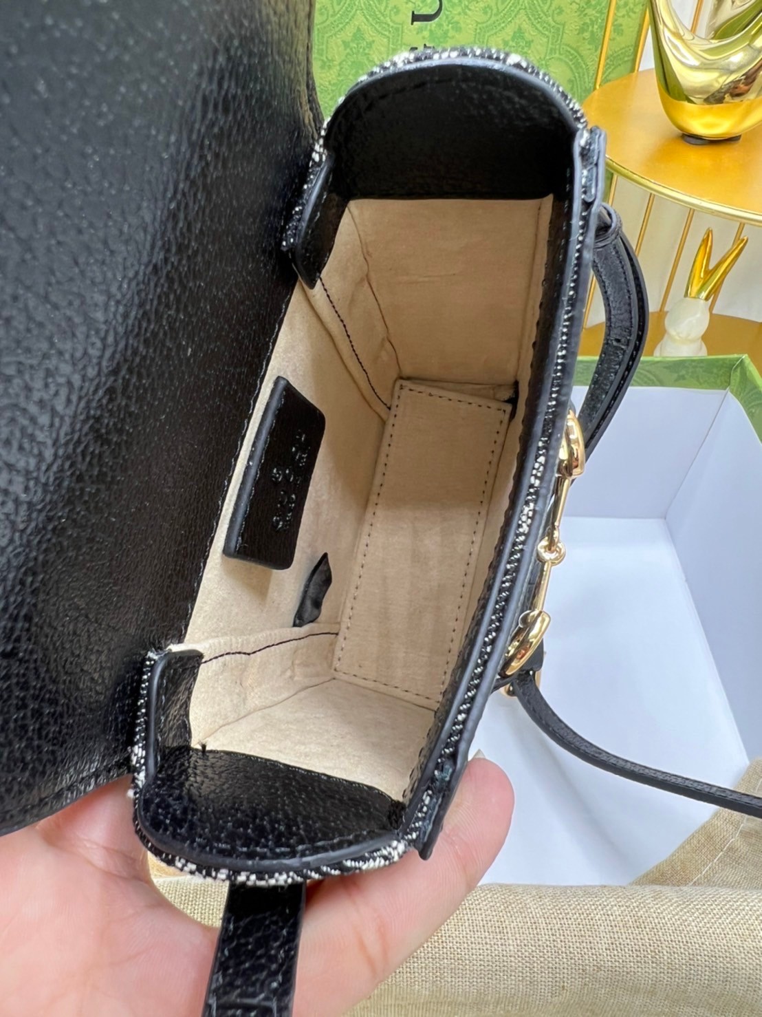 Gucci Horsebit 1955 mini bag / Gucci Phone Bag เกรดใช้งานสลับใบจริงได้ ออริจินอล รุ่นยอดฮิต ไซส์มินิ ที่ใครๆก็ต้องรู้จัก!! กับกระเป๋าขนาดมินิ ได้รับแรงบันดาลใจมาจากดีไซน์ดั้งเดิม ซึ่งแอคเซสเซอรี่นี้โดดเด่นด้วยรายละเอียดดั้งเดิมที่ทันสมัยโดยเน้นที่ฮอร์สบิต